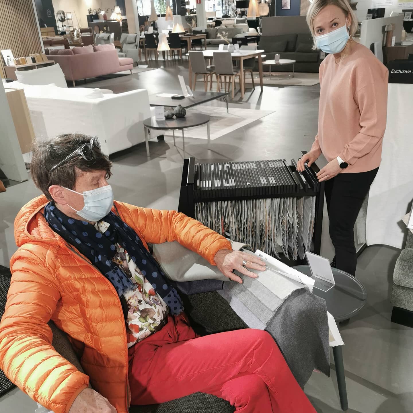 Yesterday we celebrated planning day in Vepsäläinen. There are far too many difficulties, materials, shades and colours to choose textiles. Unfortunately, Piia Konttinen is involved in the selections.

#vepsäläin