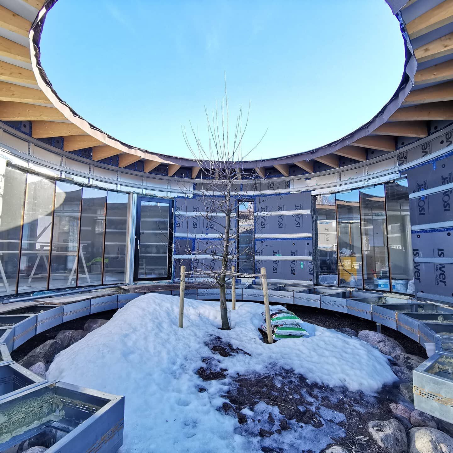 Steel also bends to round shapes on the terrace. One of the specialties of our house is the sheltered circular atrium courtyard in the middle of the house. In the future, it will be nice to enjoy morning coffees in the shade of an apple tree or cattle