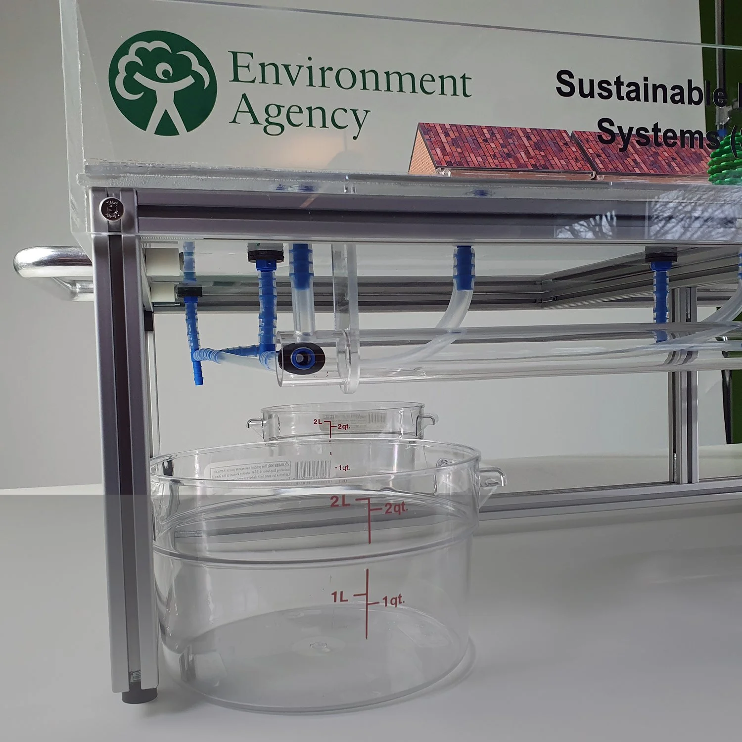 On this side of the model, only the roadside drains are connected to the sewer. All of the other drainage measures feed into the water container at the back of the model, which represents drainage into the ground.