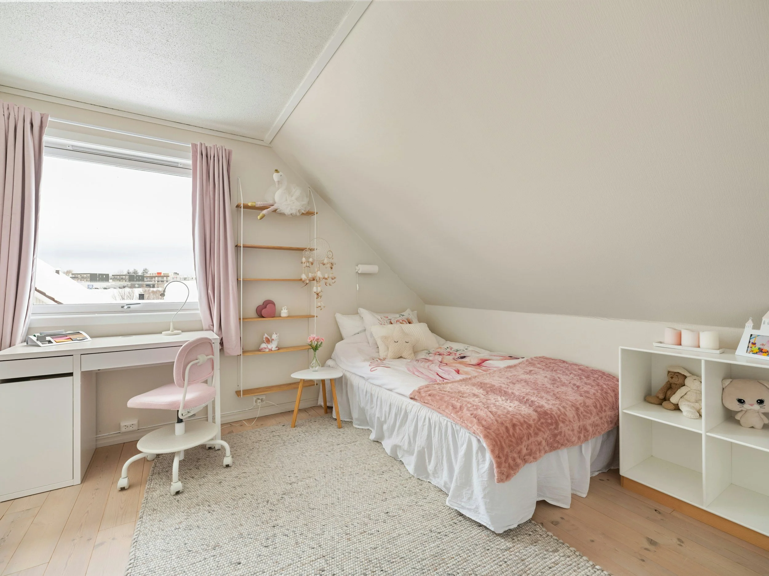 girl's bedroom
