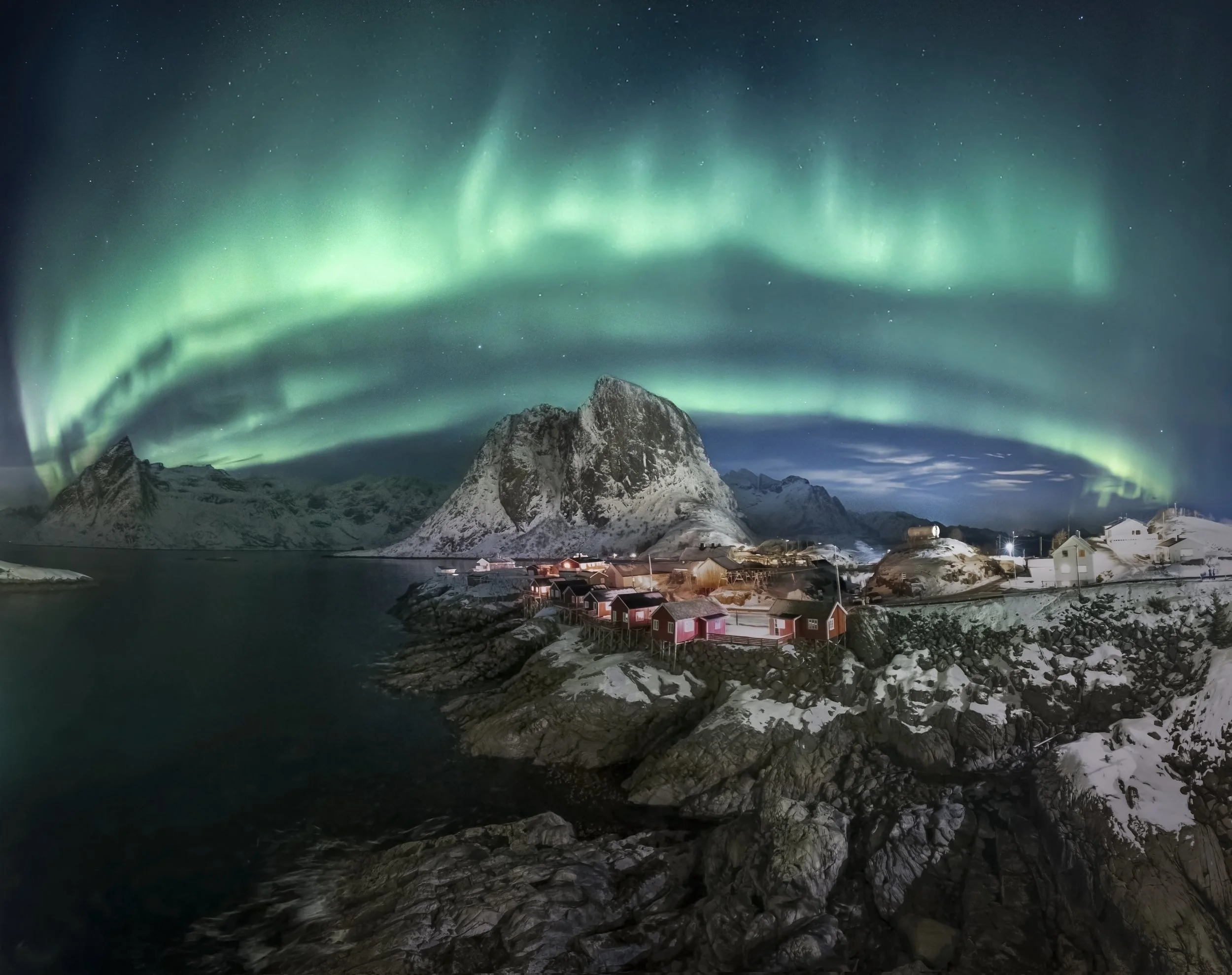 Hamnoy Aurora Panorama web.jpg
