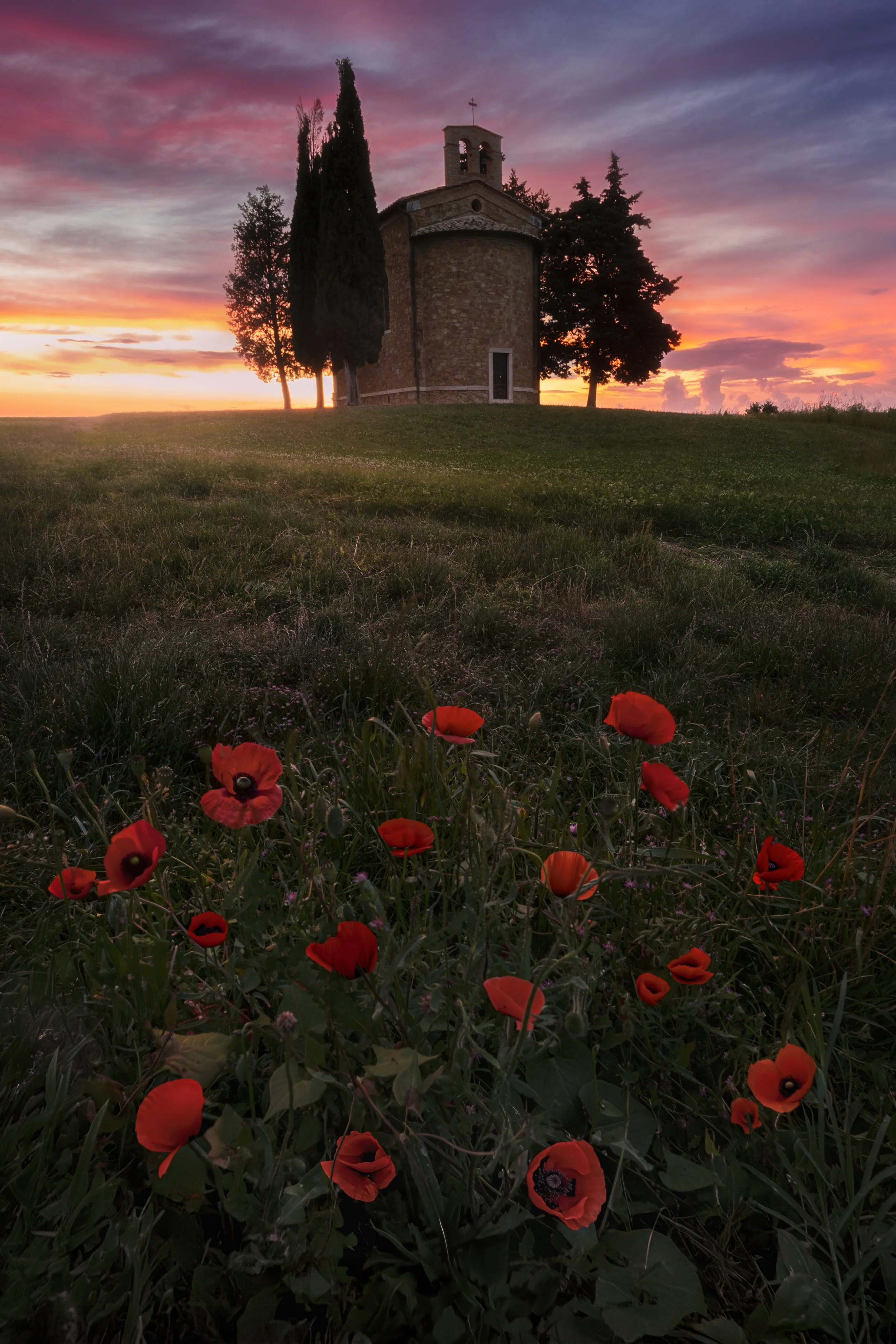 Cappela Di Vitaleta with poppies web.jpg