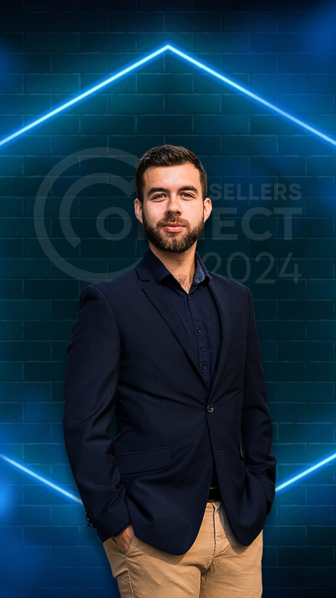 Hombre de negocios con barba, vestido con chaqueta azul y pantalones beige, de pie frente a un fondo con líneas de neón azul y una pared de ladrillos azul oscuro.