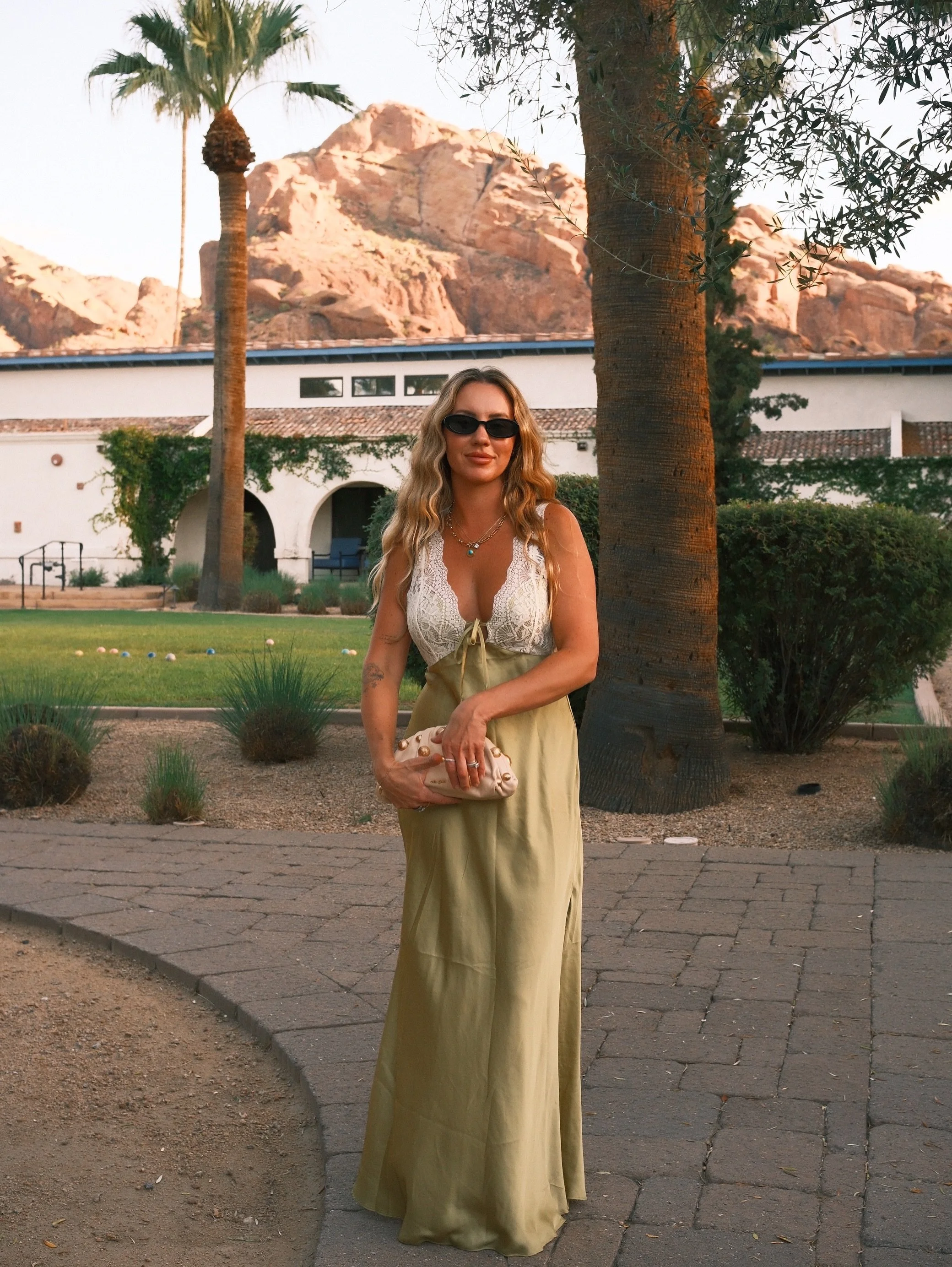 Traded the mountains for the desert 🏜️ 🌵🐫☀️🌴 so I could dress up, go shopping &amp; feel girly girl again 💃🏼 #thriving