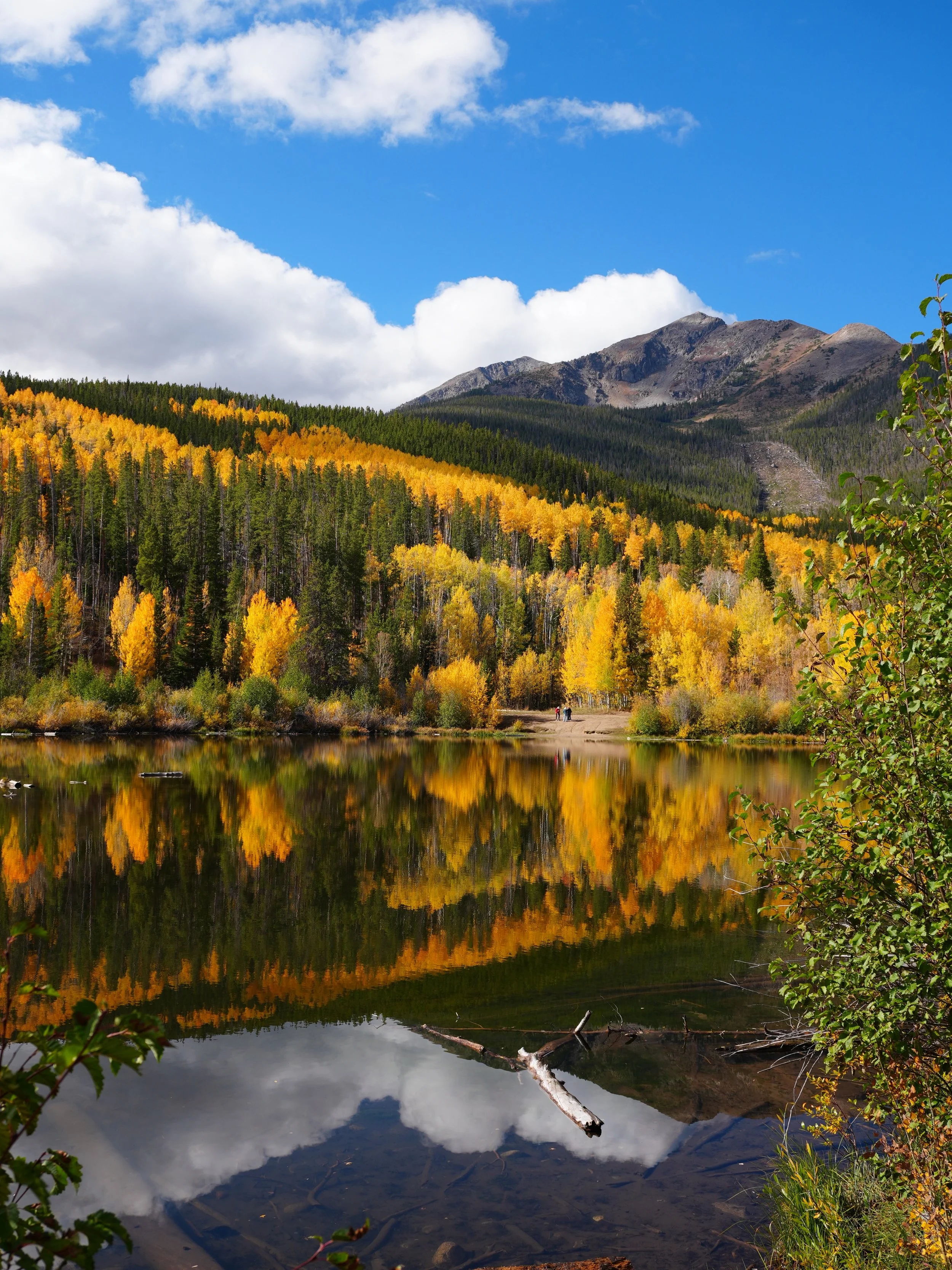 Rainbow Lake Trail is absolute perfection right now ✨ And you might even see a moose because they&rsquo;re everywhere around here! 🫎 

⛰️ Rainbow Lake Trail
📍 Frisco, Colorado
🗓️ October 2, 2026