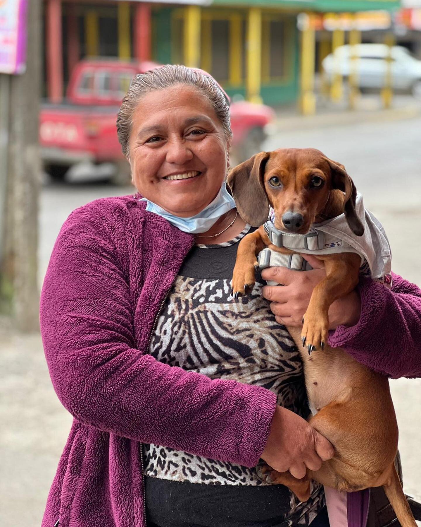&iexcl;Conoce a Nelly (y su cachorro Spark 🐶)! Nelly recolecta especies de algas en la playa Chauman junto con Sergio, a quien presentamos la semana pasada. Adem&aacute;s de ser parte de la Uni&oacute;n Chauman, Nelly tambi&eacute;n es la l&iacute;d