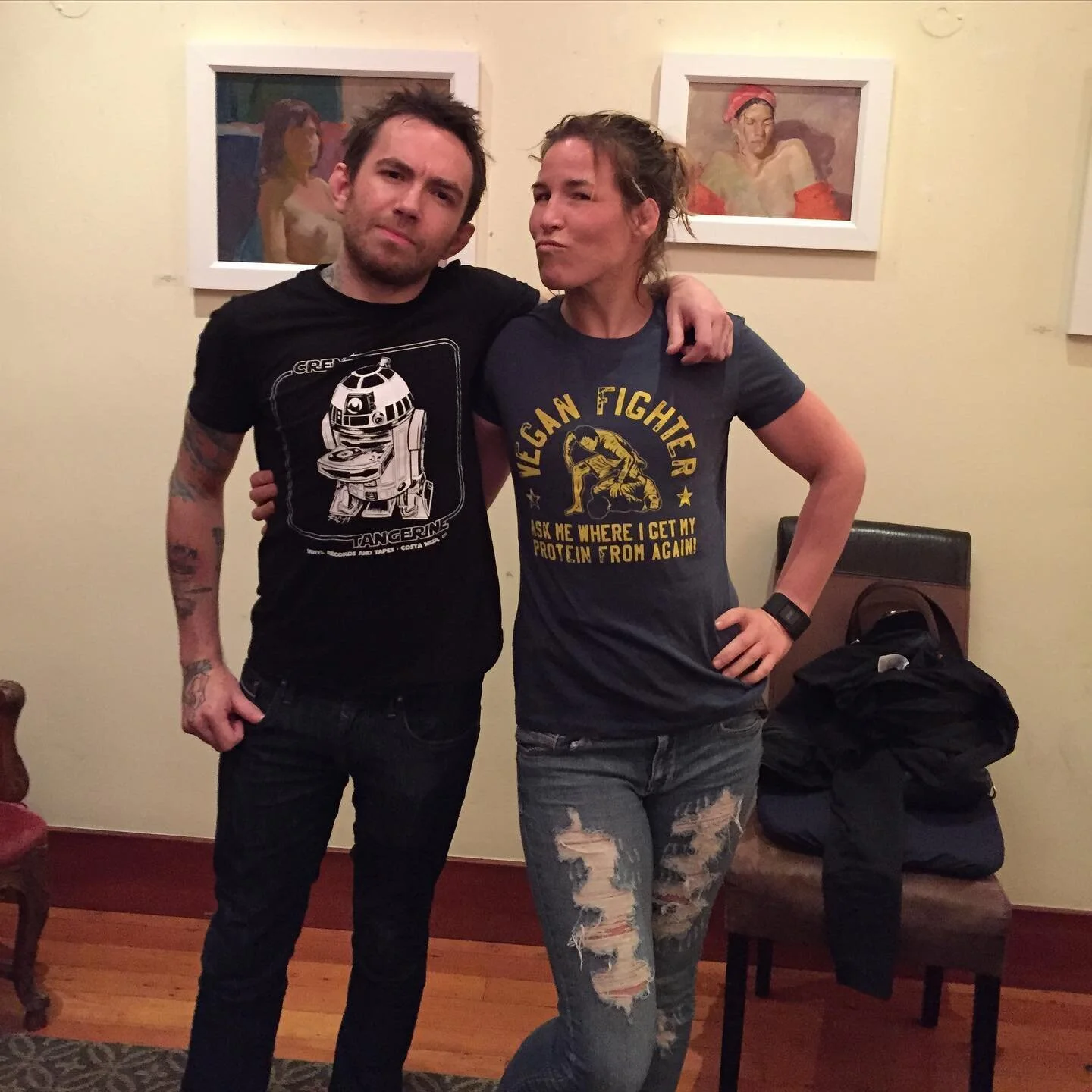 I am so fucking proud to know @lesliesmithmma

1. She has always fought for the right causes when she didn&rsquo;t have to. Native rights, fighter unions, anti racism, protecting THE EARTH all of em. A true fighter doesn&rsquo;t just throw hands but fights outside the ring when it&rsquo;s even harder and she does that.

2. Looked incredible tonight and beat down a bigger opponent 

3. Is wearing my old vegan fighter shirt here BUT EVEN MORE BADASS WORE A ARREST THE COPS WHO KILLED #breonnataylor SHIRT ON TV TONIGHT.

Love you so god damn much