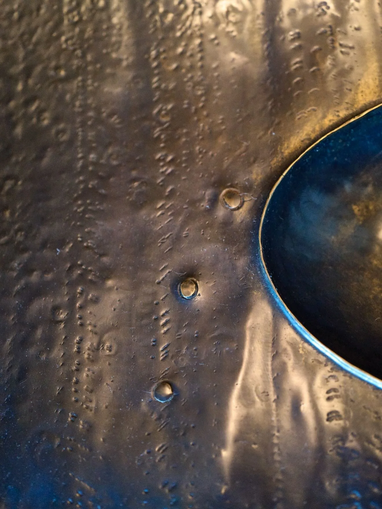 Inspired by the layered rhythm of a slate riverbed, this piece celebrates material, movement, and craft.
With gratitude to Warren Holzman of Iron Studio for the artistry and collaboration.
#MaMoStudio #BrassDesign #ArchitecturalDetail #MaterialStudy 