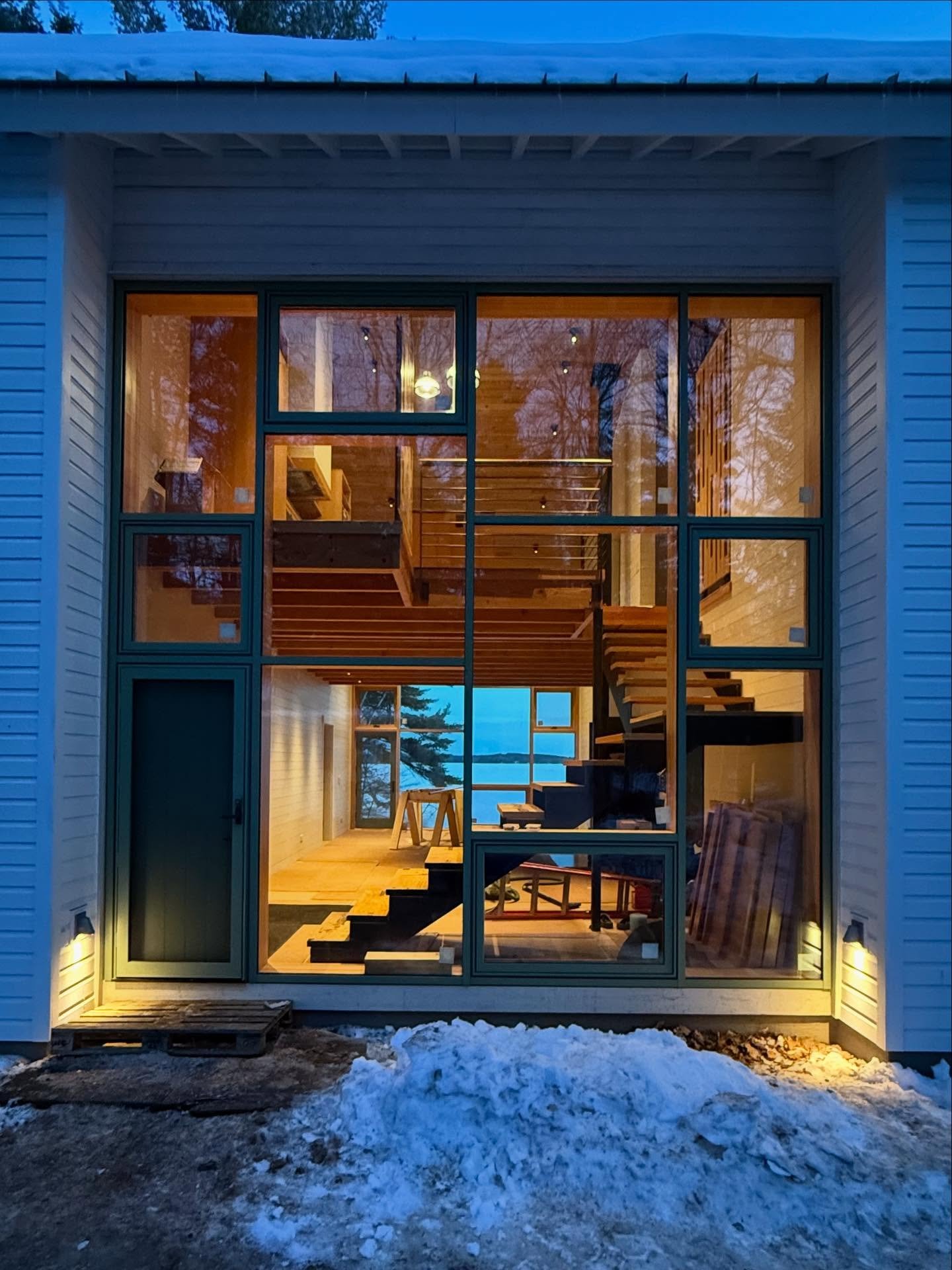 Lakeside Camp.
New Hampshire.

Set lightly among the pines, these simple forms recall the spirit of a traditional lake camp- quiet mornings, wood smoke in the air, snow underfoot.

Humble in scale, but inspired in detail.
Warm wood ceilings. Tall gla