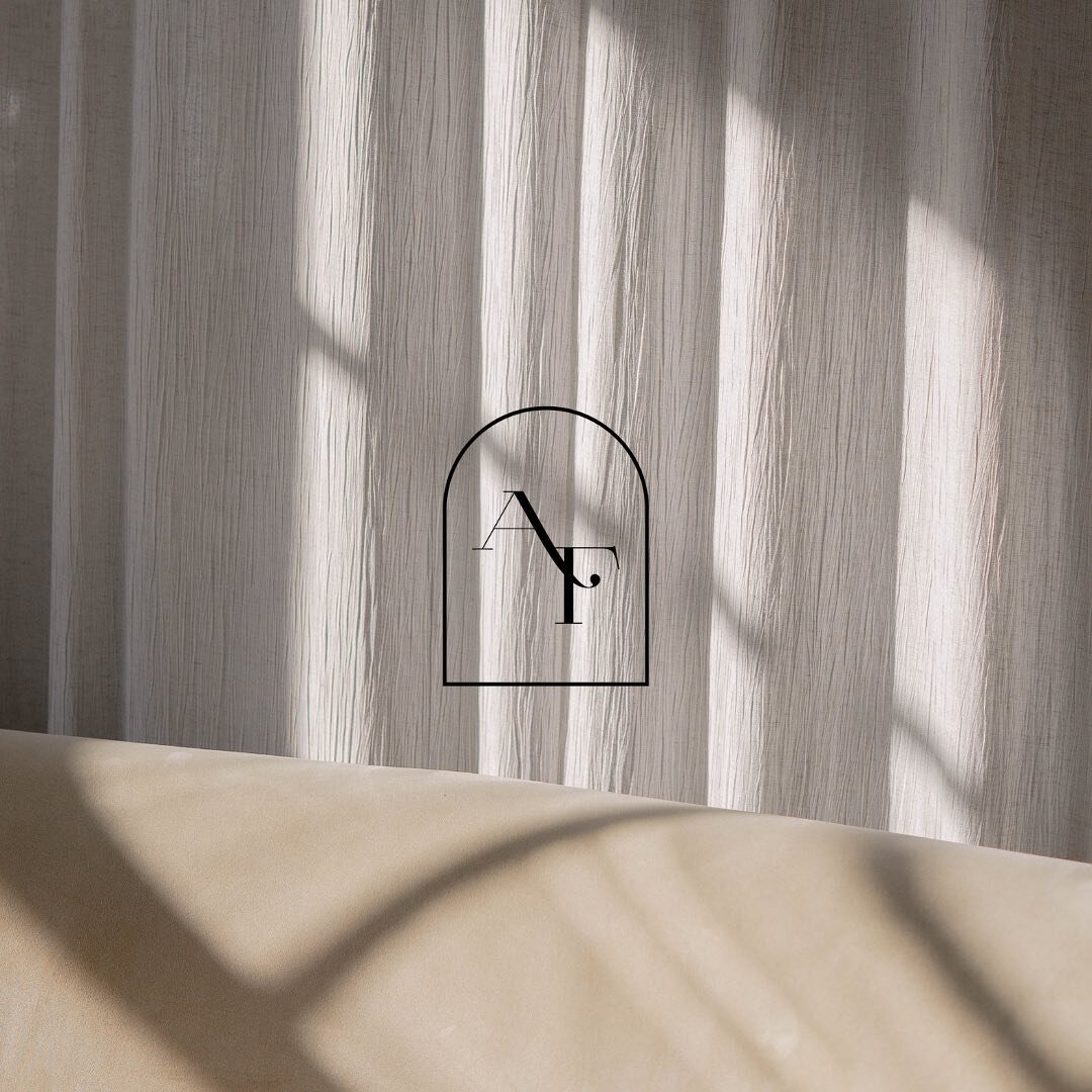 What's the most important aspect to look for when you're investing in a brand designer? ⤑

✨Do they emphasize brand STRATEGY?✨

When you're rebranding and ready to work with a brand designer, it's important to connect with someone that holds strategy