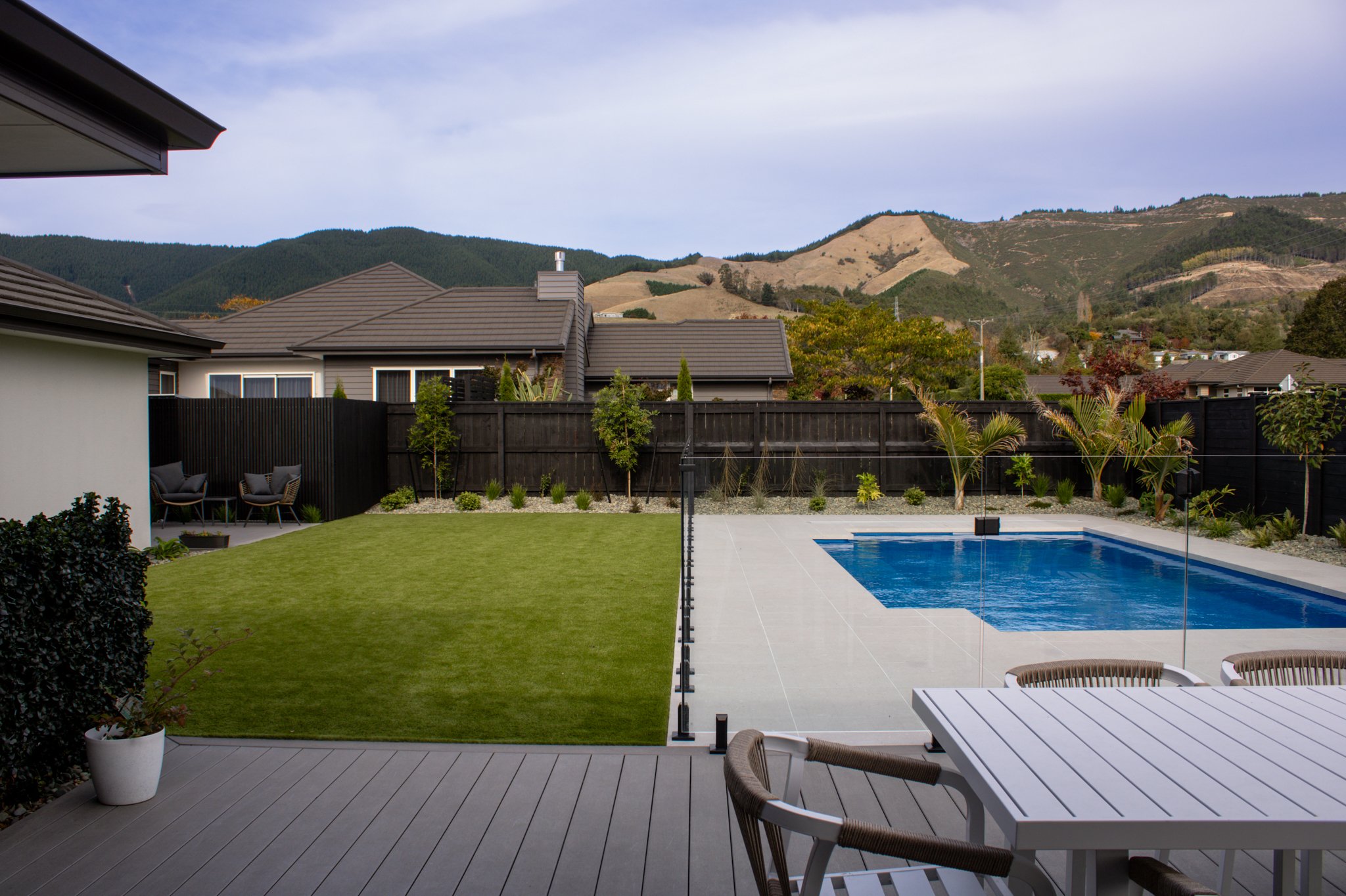 NV Design allowed for a seamless transition between this pool area and the surrounding landscaping with straight lines and glass fencing. Beautiful! 🤩

@guardianfencingnz