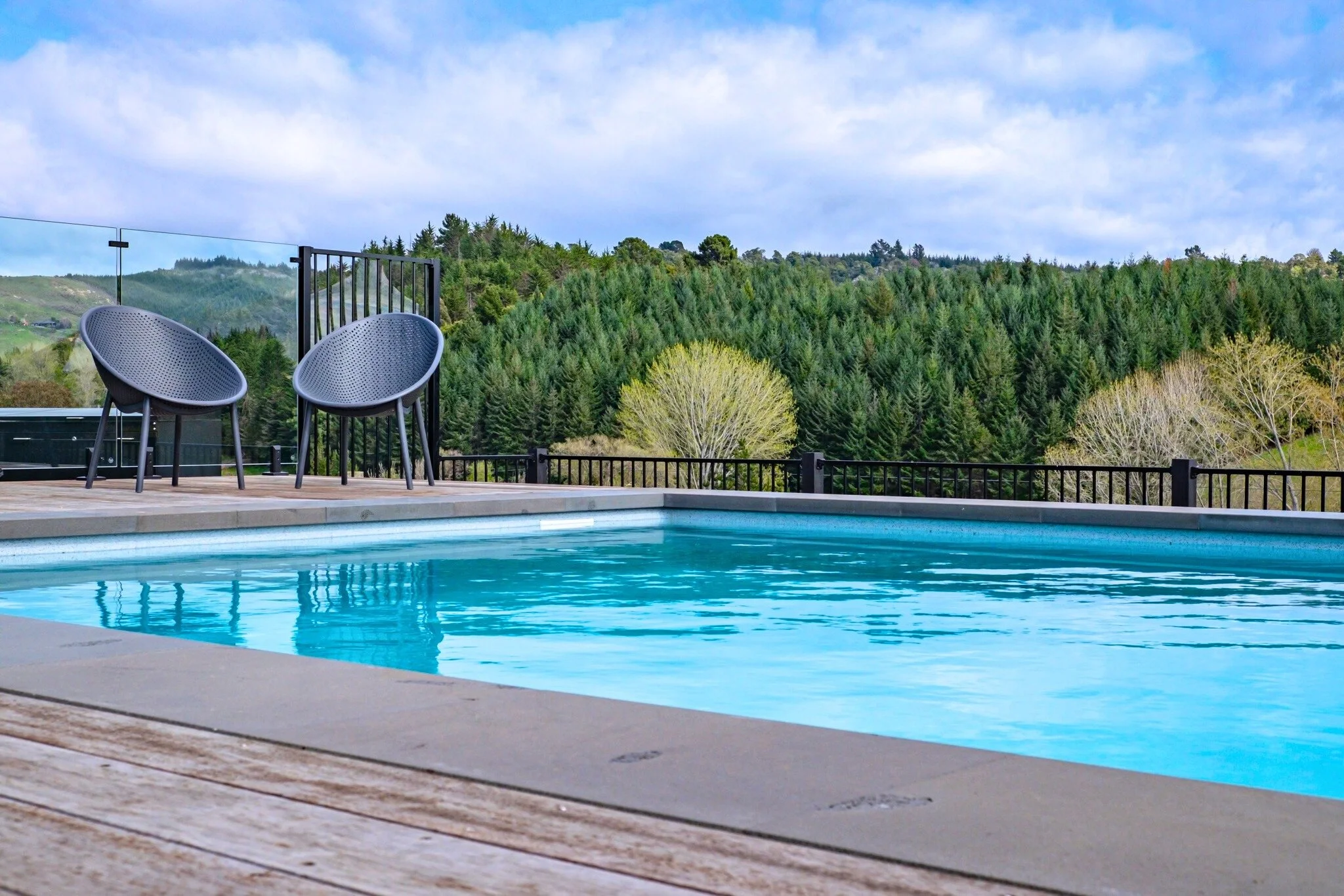 Nothing compares to taking in the scenery from the edge of the water. It&rsquo;s all about designing a space that fits perfectly to make the most of a view like this. ⛰️🙌