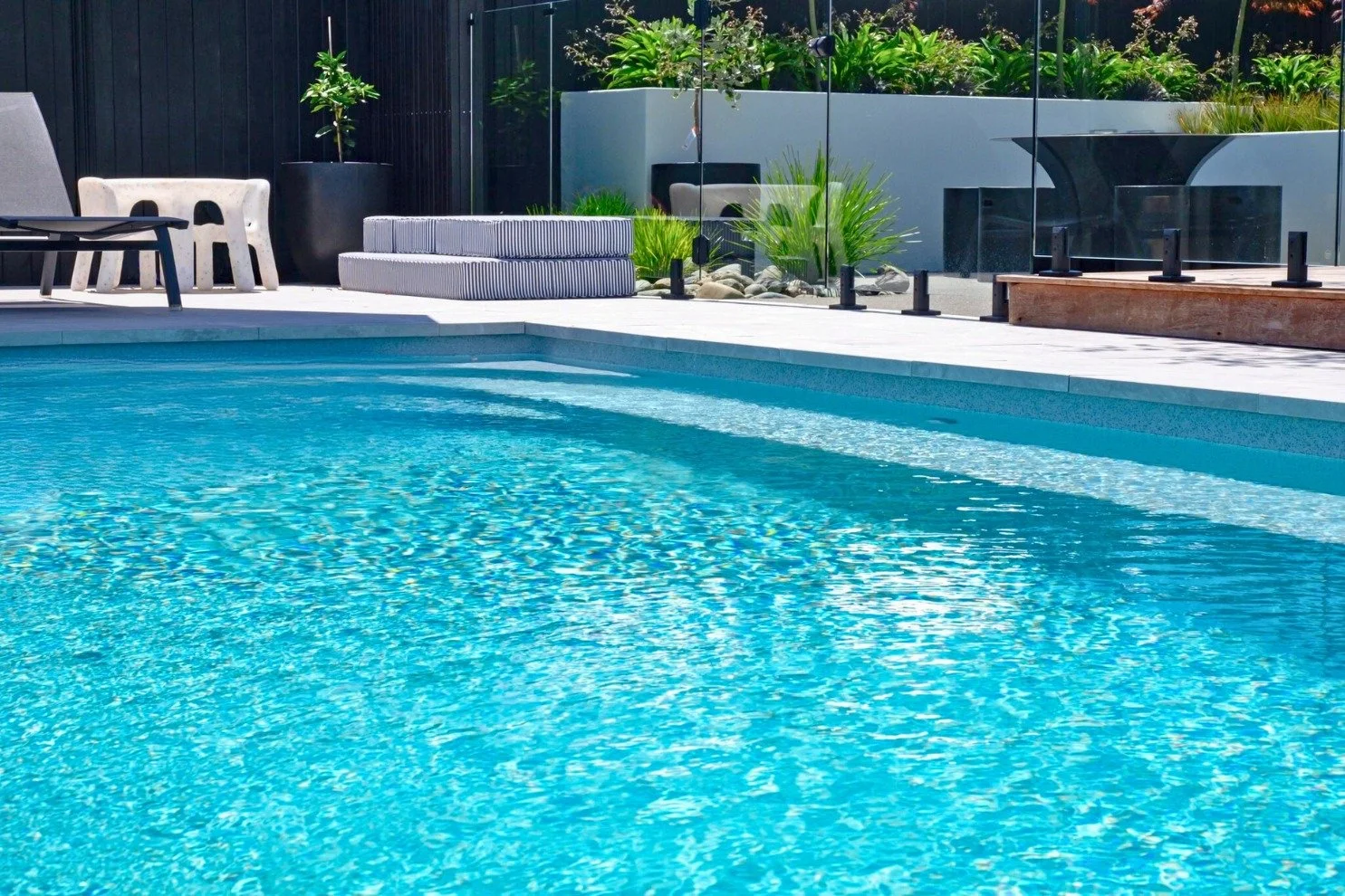 Pairing neutral stone with a vibrant pool liner naturally enhances the water&rsquo;s shimmering colour. 💧

#nvp #nvpools #newvisionlandscapes #nvl #landscapearchitecture #landscapedesign #nvdesign #teamawesome #teamnvl #nelsontasman #nelsontasmannz