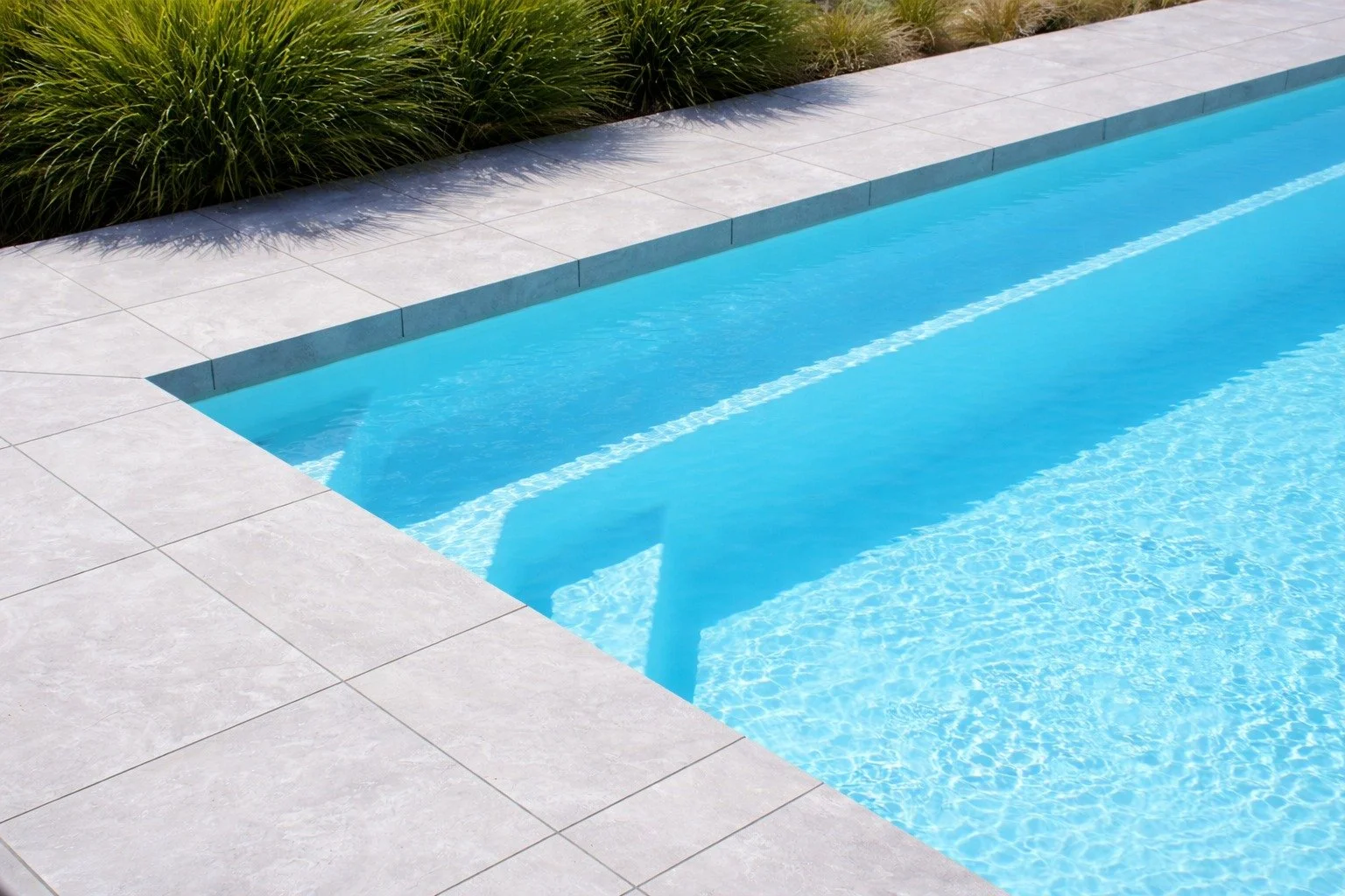 Harbour Grey CMP Porcelain Pavers from @ssl_distributors meeting the water. The perfect pairing for a clean finish. 🌊

#nvp #nvpools #newvisionlandscapes #nvl #landscapearchitecture #landscapedesign #nvdesign #teamawesome #teamnvl #nelsontasman #nel