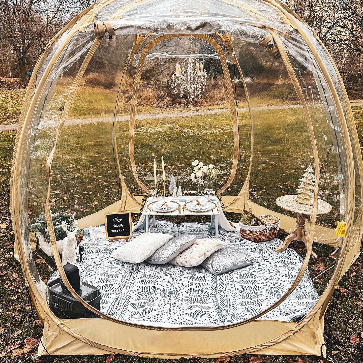 Our enchanting bubble 🫧 tents are back this winter season, providing you with a cozy haven in the midst of the cold. ❄️ It includes a portable heater that's powered by our trusty power bank, ensuring your warmth and comfort throughout your luxury pi