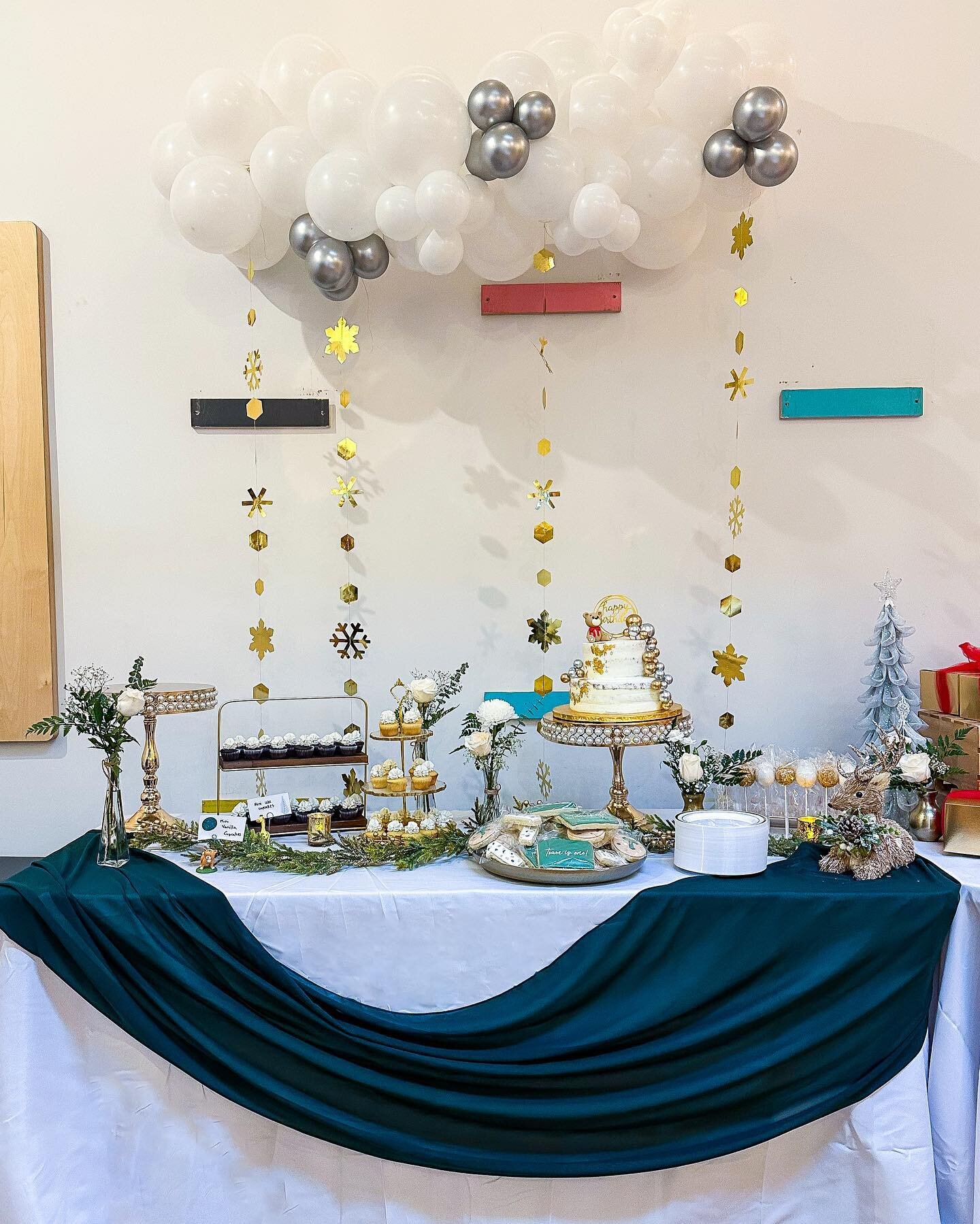 Throwback to Tvam's 1st Winter Wonderland Birthday last December.🎄✨

It's been a joy working with our client @aartiar for two consecutive years, celebrating her baby shower and Tvam's 1st birthday together ❤️.