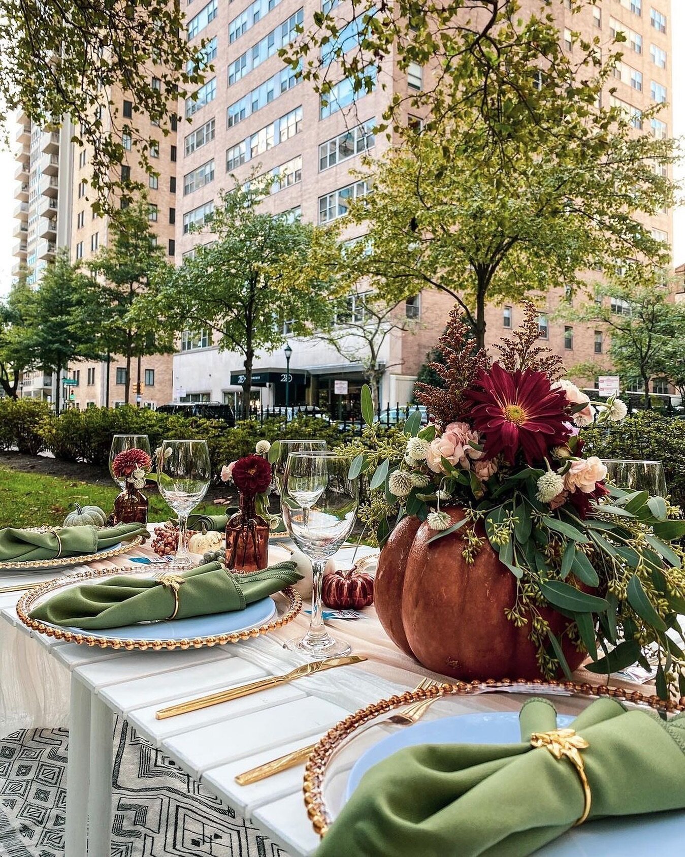 Embracing the last few days of outdoor picnics this Fall 🍂✨ before Winter's chill sets in. Let's savor every moment surrounded by nature's beauty &amp; delicious bites. 🥰

Friendly reminder that we also offer cozy indoor picnics to keep the spirit 