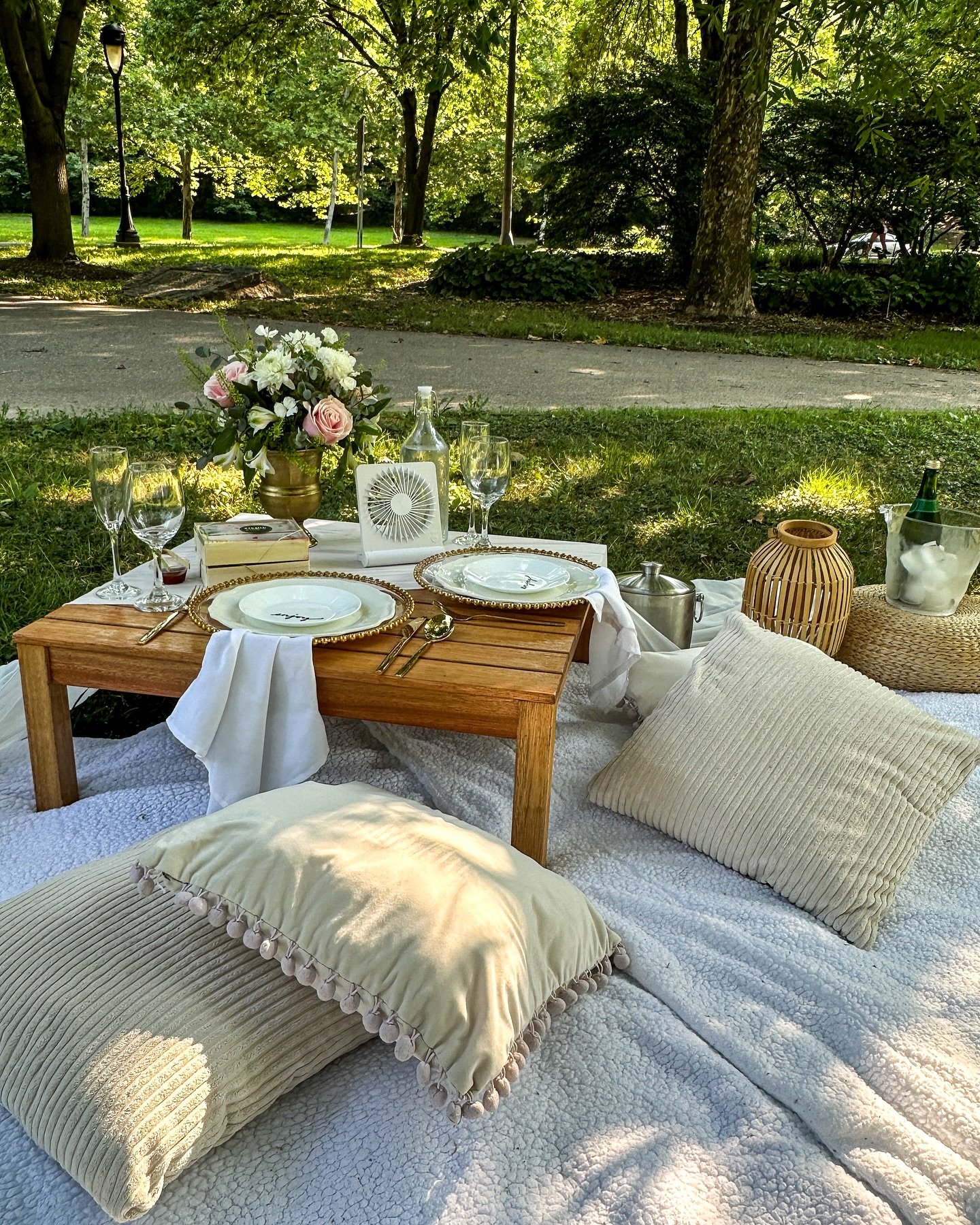 A white and cream custom picnic with subtle pops of pink 🌸 for Amal to surprise her partner, Emmanuel, on their anniversary. ✨