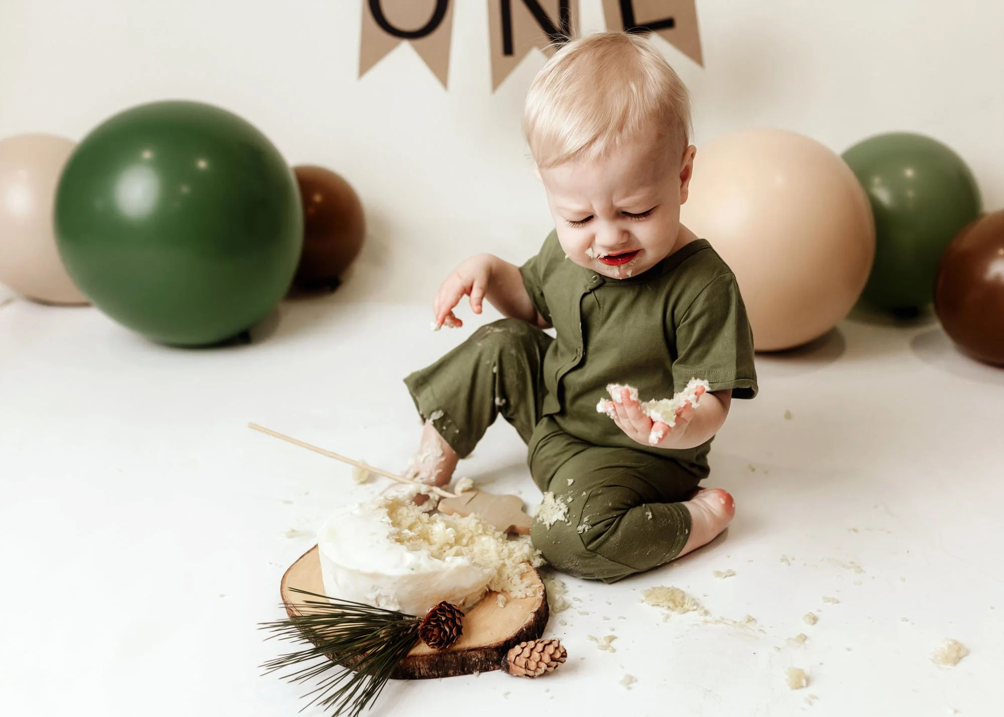 Neutral themed cake smash with balloon garland