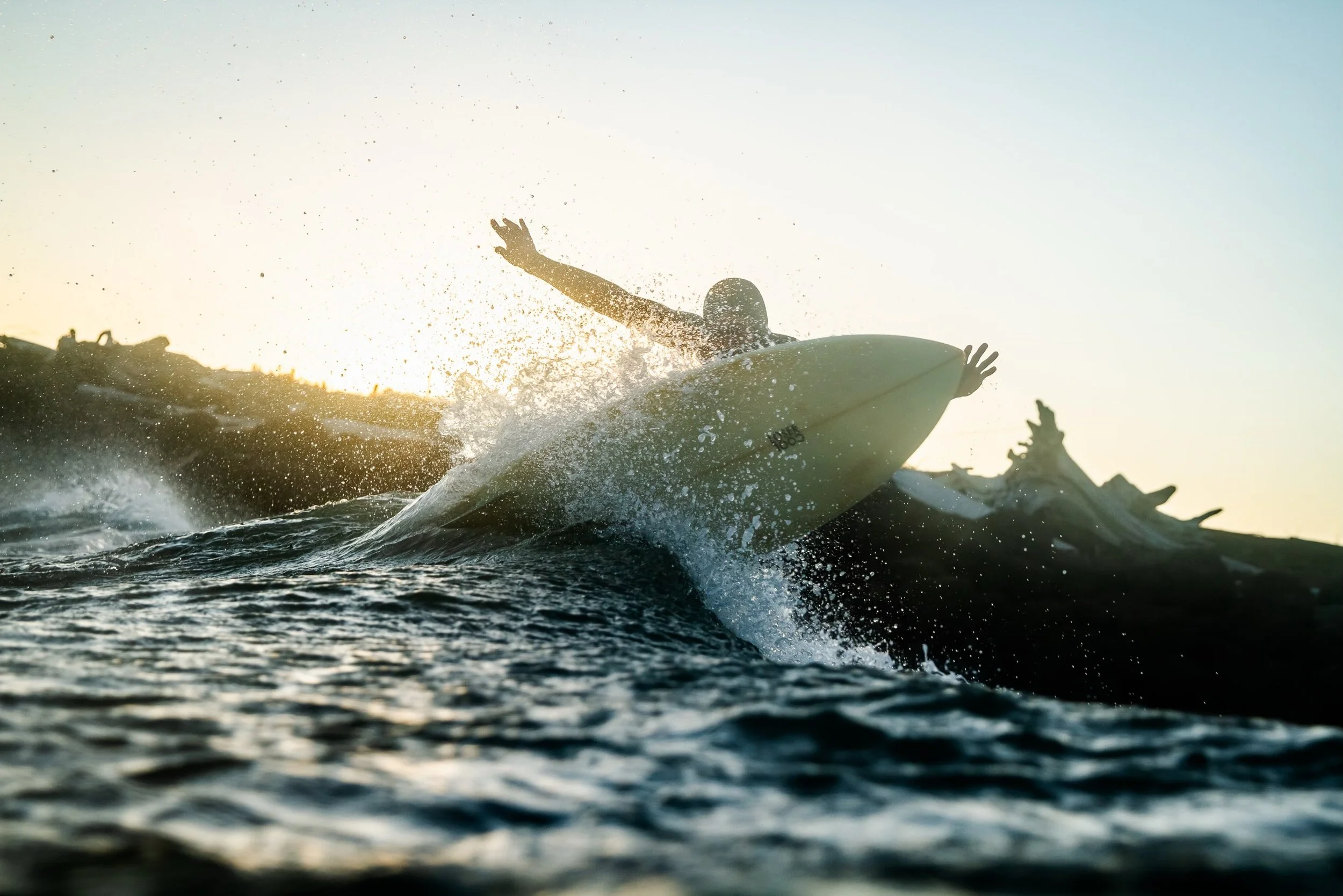 Surfin. Fishin. Wavin. 

#discovergraysharbor #sunsetsurf #surfphotography #wavephotography #jettyfishing @canonusa 

🏄&zwj;♂️: @pnwpovsurfer and @jakehenning7676