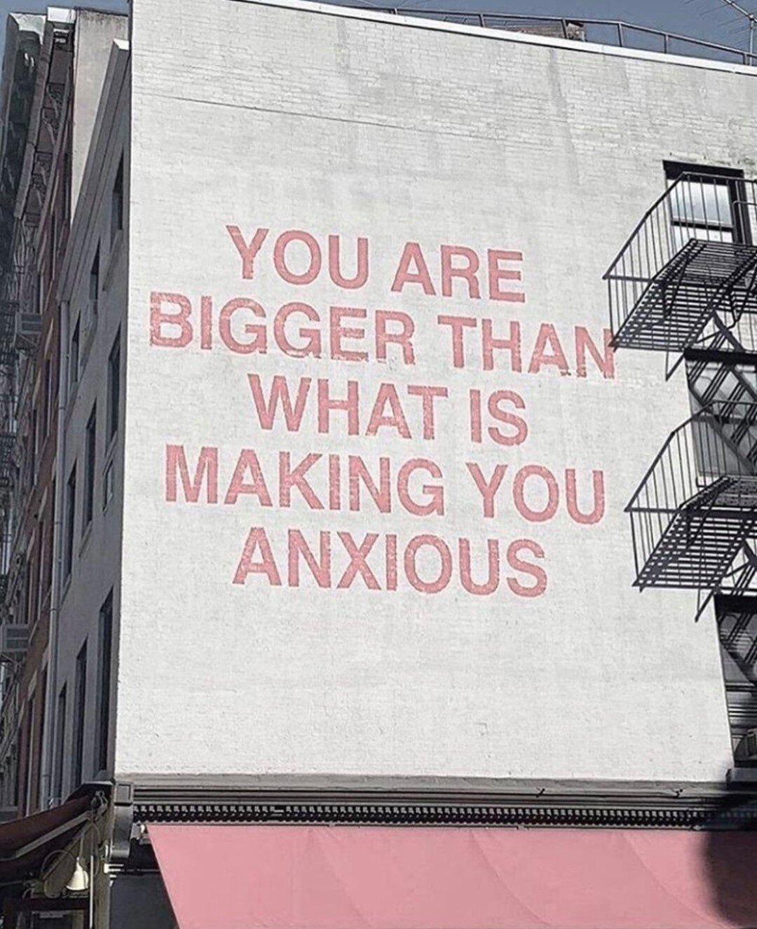 🚨!!! Program these affirmations into your phone now: I am powerful, I am worthy, I am deserving, I am enough, I can handle anything that comes my way, I am a badass with a great ass 😆 

📸 by @katyleeson 

#badass #coaching #confidence #breathe #bo