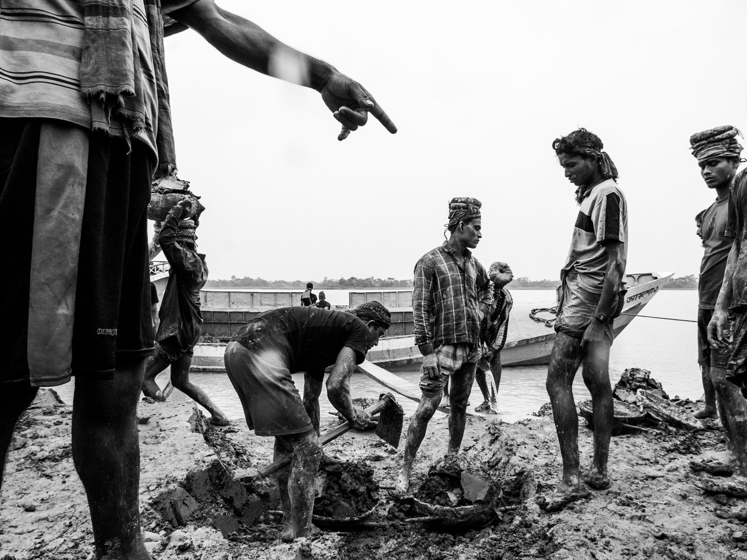 Bangladesh. Pathuakali district. Workers. 2008.