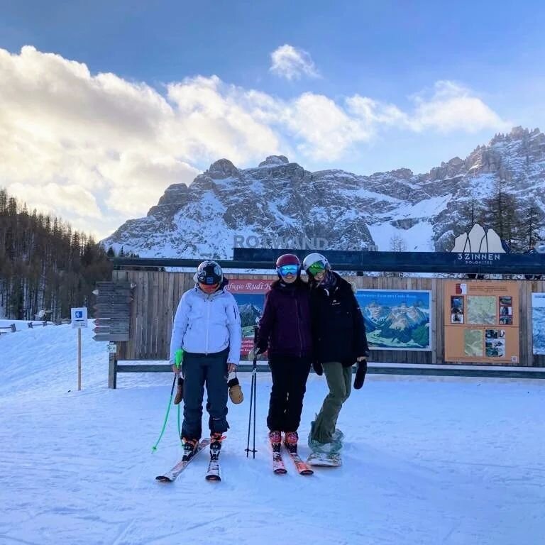 when your ski buddy cant come in for a hug, cuz shes taking the photo...but then you catch her on the next run. 

#skidolomites #chaosteam #underplanandoverdeliver