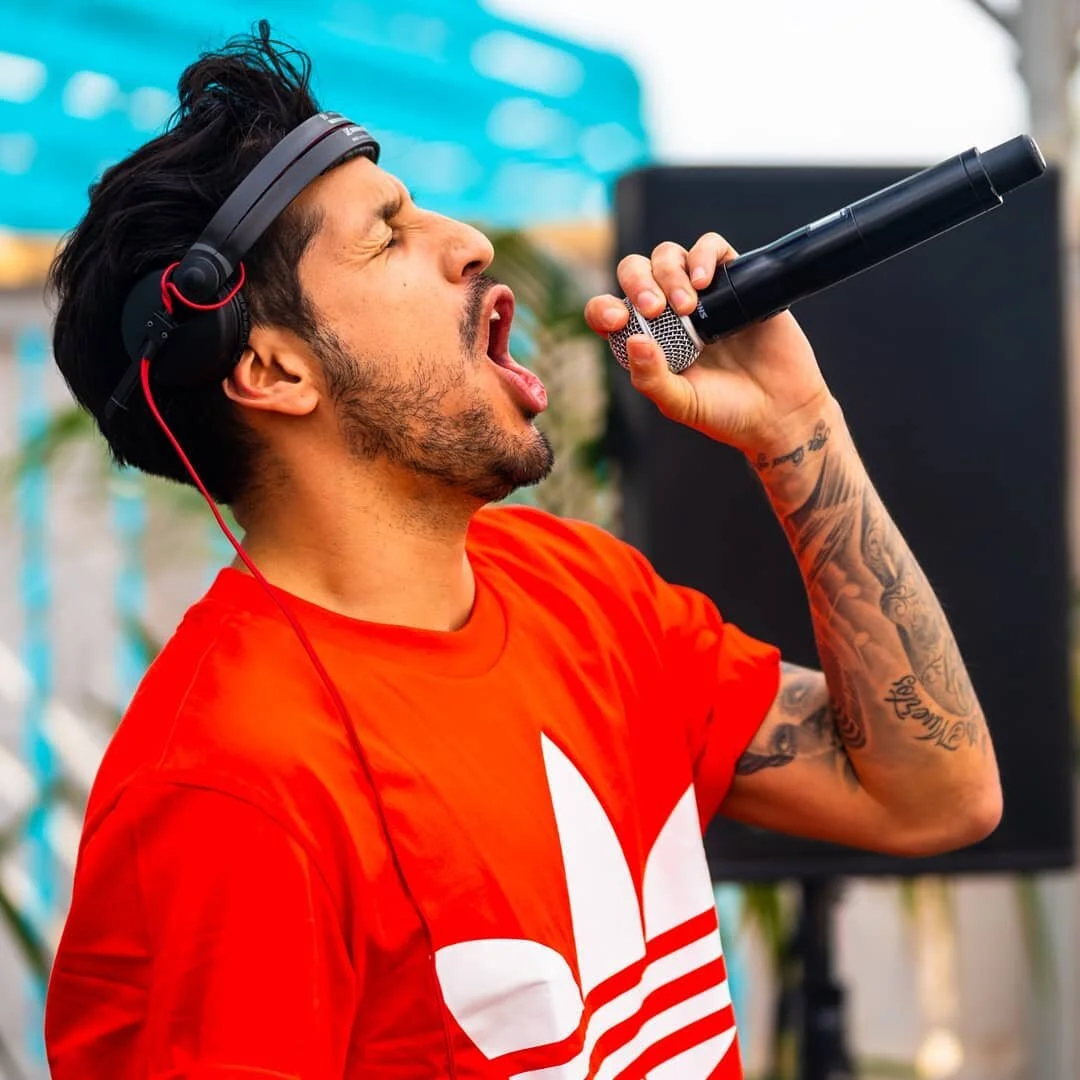 Lieve Dutchies, 
In de voortdurende strijd tegen het coronavirus heeft onze overheid enige tijd geleden besloten dat grote publieksevenementen zoals de onze helaas geen doorgang kunnen vinden tot in ieder geval 1 september van dit jaar. We steunen uiteraard alle maatregelen die de gezondheid van ons allemaal waarborgen en het is altijd onze prioriteit om voor ieders gezondheid en veiligheid te zorgen; die van jou, je vrienden, artiesten, buurtbewoners, crew, onze partners en ons team. 
We hebben de afgelopen periode gebruikt om de mogelijkheden te onderzoeken om Dutch Valley te verhuizen naar een datum in september omdat we ontzettend graag onze tiende verjaardag met jullie willen vieren. Helaas is de toekomst en het overheidsbeleid voor deze periode te onzeker om een verhuizing te realiseren. We moeten daarom met pijn in ons hart mededelen dat Dutch Valley dit jaar niet doorgaat. 
We verhuizen naar 15 augustus 2021. Kaarten blijven geldig en we doen ons best de line-up te behouden. 
Tot volgend jaar! 
Liefs, 
Team Dutch Valley