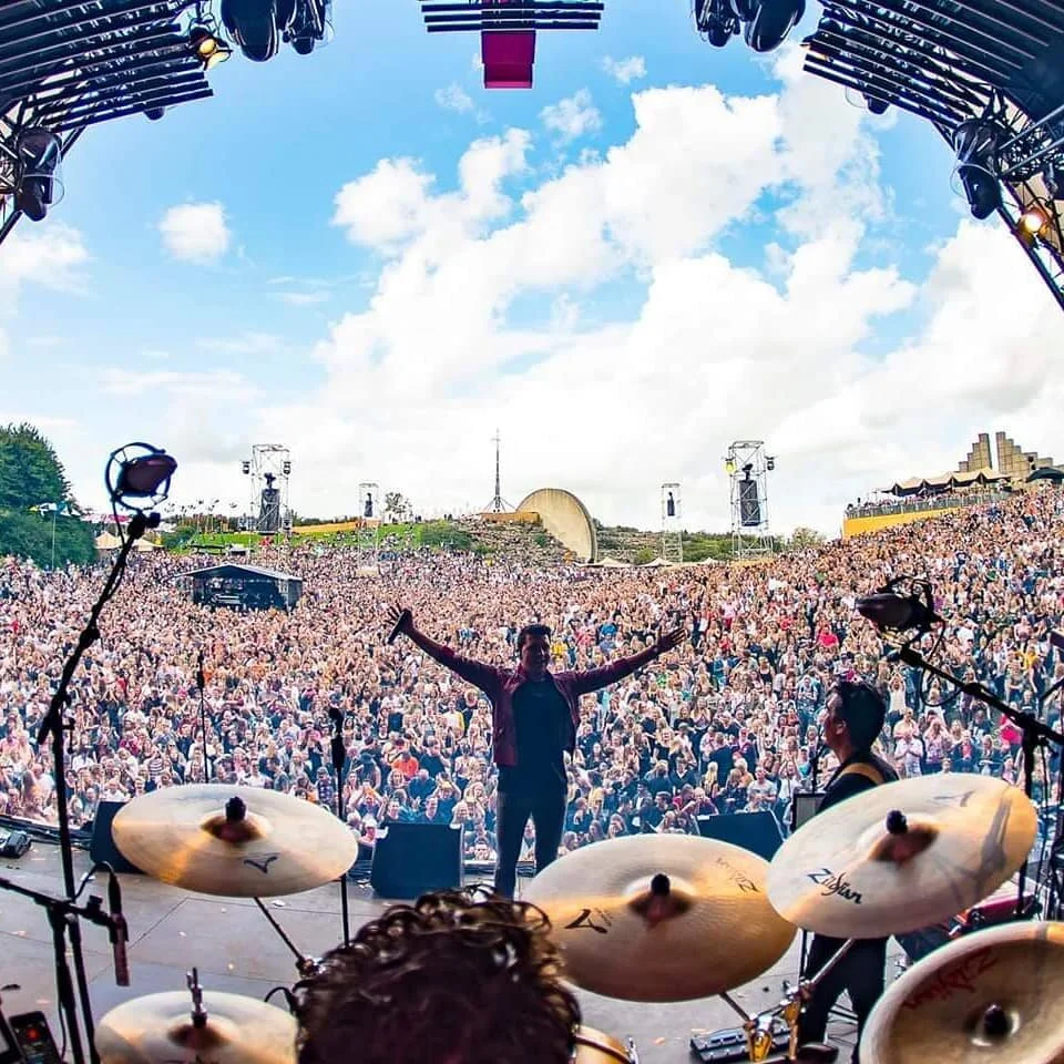 📣 DUTCH VALLEY FESTIVAL ONDERZOEKT MOGELIJKHEDEN TOT VERHUIZING NAAR SEPTEMBER

In de voortdurende strijd met het coronavirus heeft de Nederlandse overheid besloten het reeds bestaande verbod op evenementen te verlengen tot 1 september aanstaande. De tiende editie van Dutch Valley valt in deze periode. 
De organisatie van Dutch Valley heeft rekening gehouden met dit scenario en onderzoekt daarom al enige tijd of een verhuizing van het festival naar september tot de mogelijkheden behoort. Dit proces heeft nog enkele weken nodig. Meer info volgt zo snel mogelijk!

Reeds gekochte kaarten blijven geldig indien het festival verhuist naar september en in het geval van een algehele annulering blijven entreekaarten geldig voor de editie van 2021. 
Voor nu, blijf veilig en let een beetje op elkaar. ❤