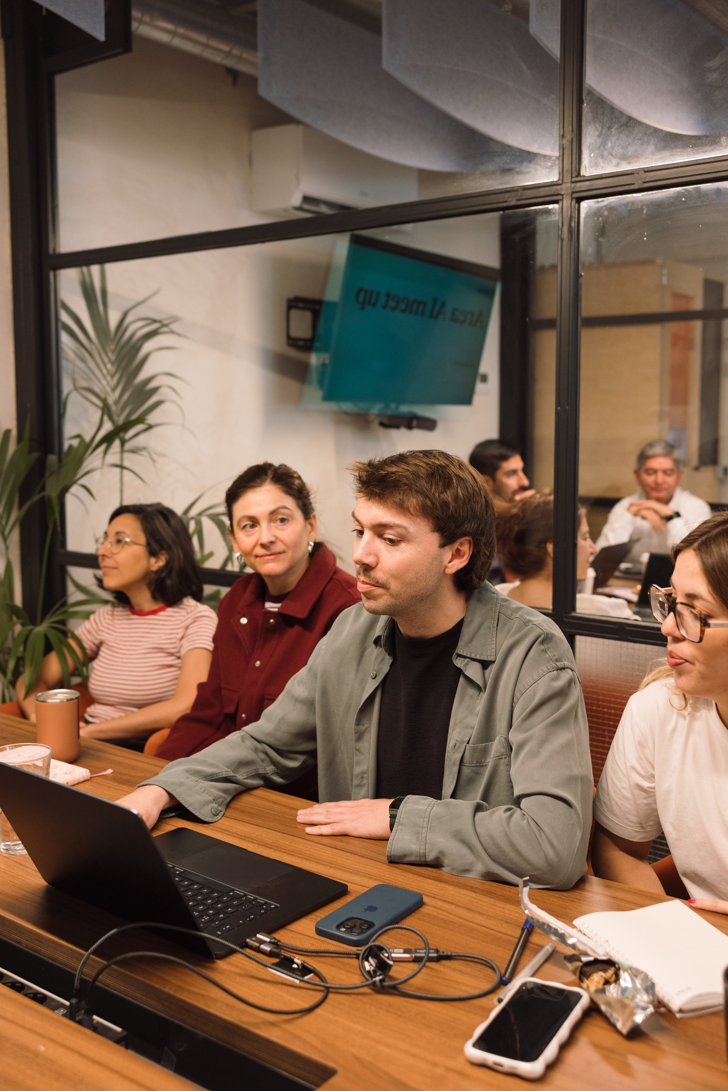 Salas de reuniones en un coworking: cómo aprovecharlas bien (sin volver loco a nadie)