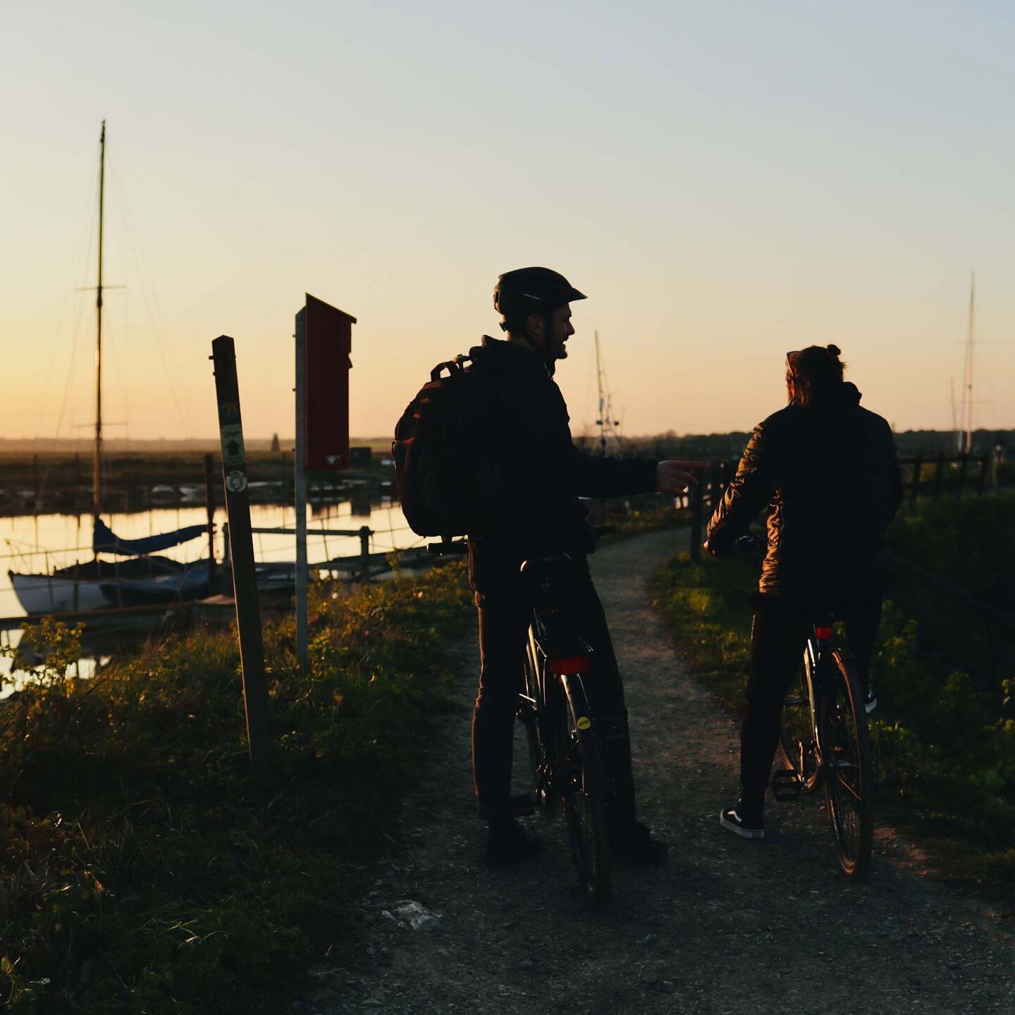 That feeling of cycling along the harbour in the summer at golden hour... 

Photo by @rosielitterick 

#southwold #walberswick #suffolkcycling #suffolkcoast #southwoldbusinesses #southwoldcycling