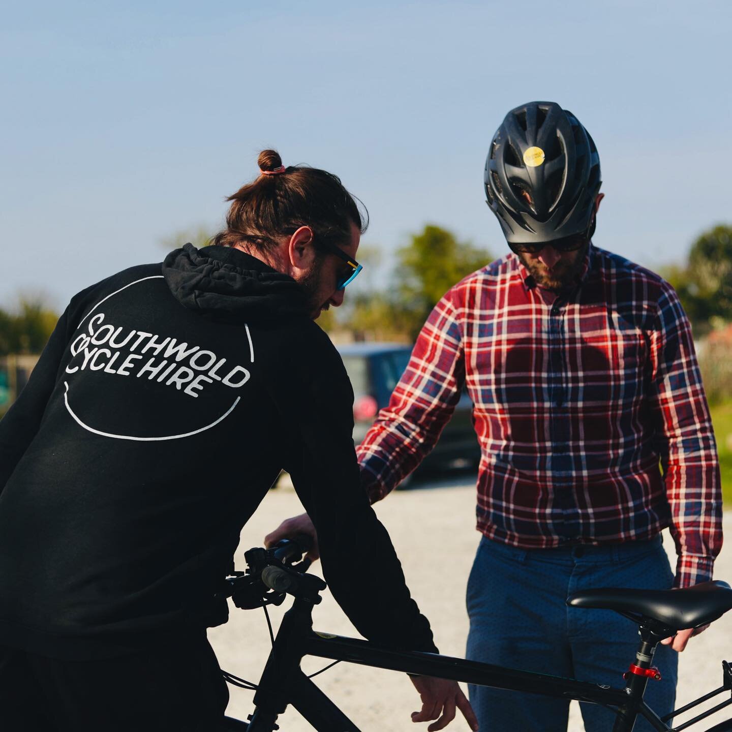 Customer service is one of the main compliments from our customers. @jasonchipwright, @hendoggydog66 and Bob are always on hand! 

Photo by @rosielitterick 

#southwold #walberswick #suffolkcycling #suffolkcoast #southwoldbusinesses #suffolk #southwo