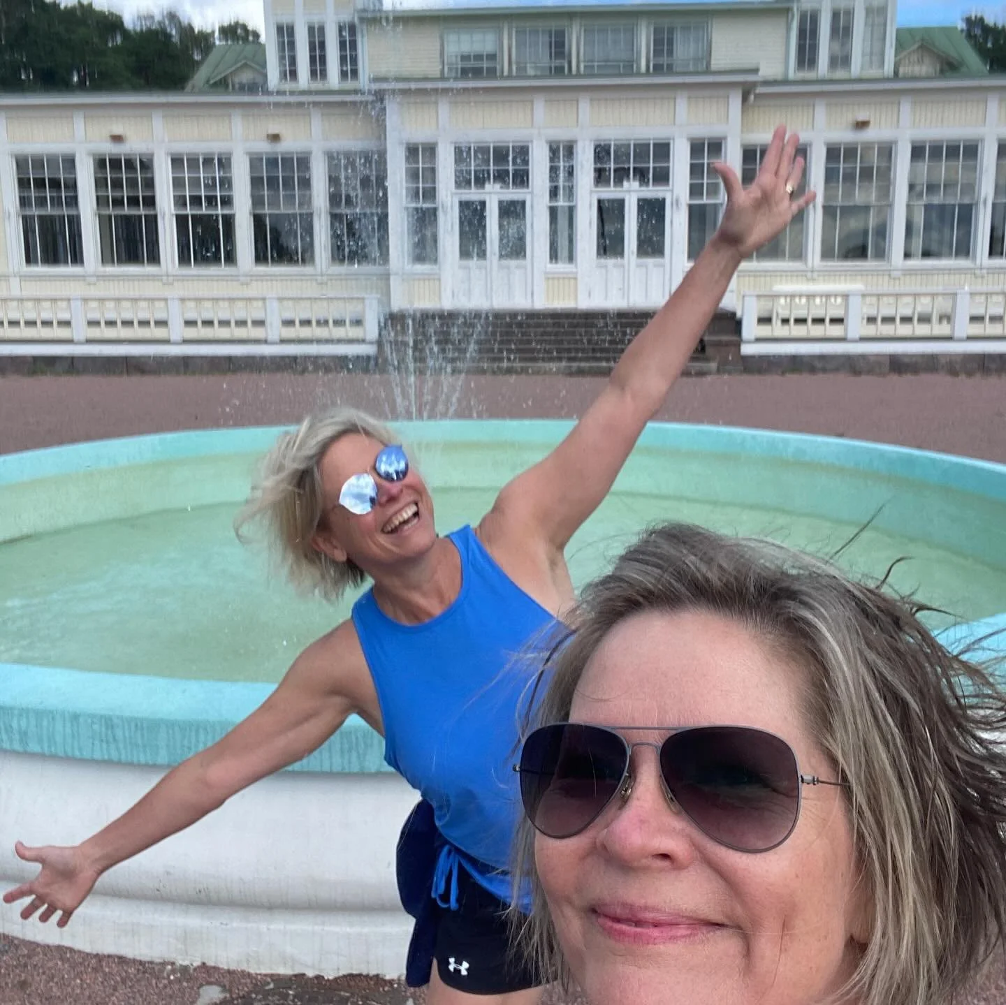 Hankoviikonlopun fiilistelykuvat 🩷
Näiden ihanien ystävien kanssa on aina  rakastettu olo. Ihana tilanne kun olemme kaikki saavia osapuolia. Eli jaamme toisillemme hyvää energiaa.
🩷❤️💜💙
#naurupidentääikää