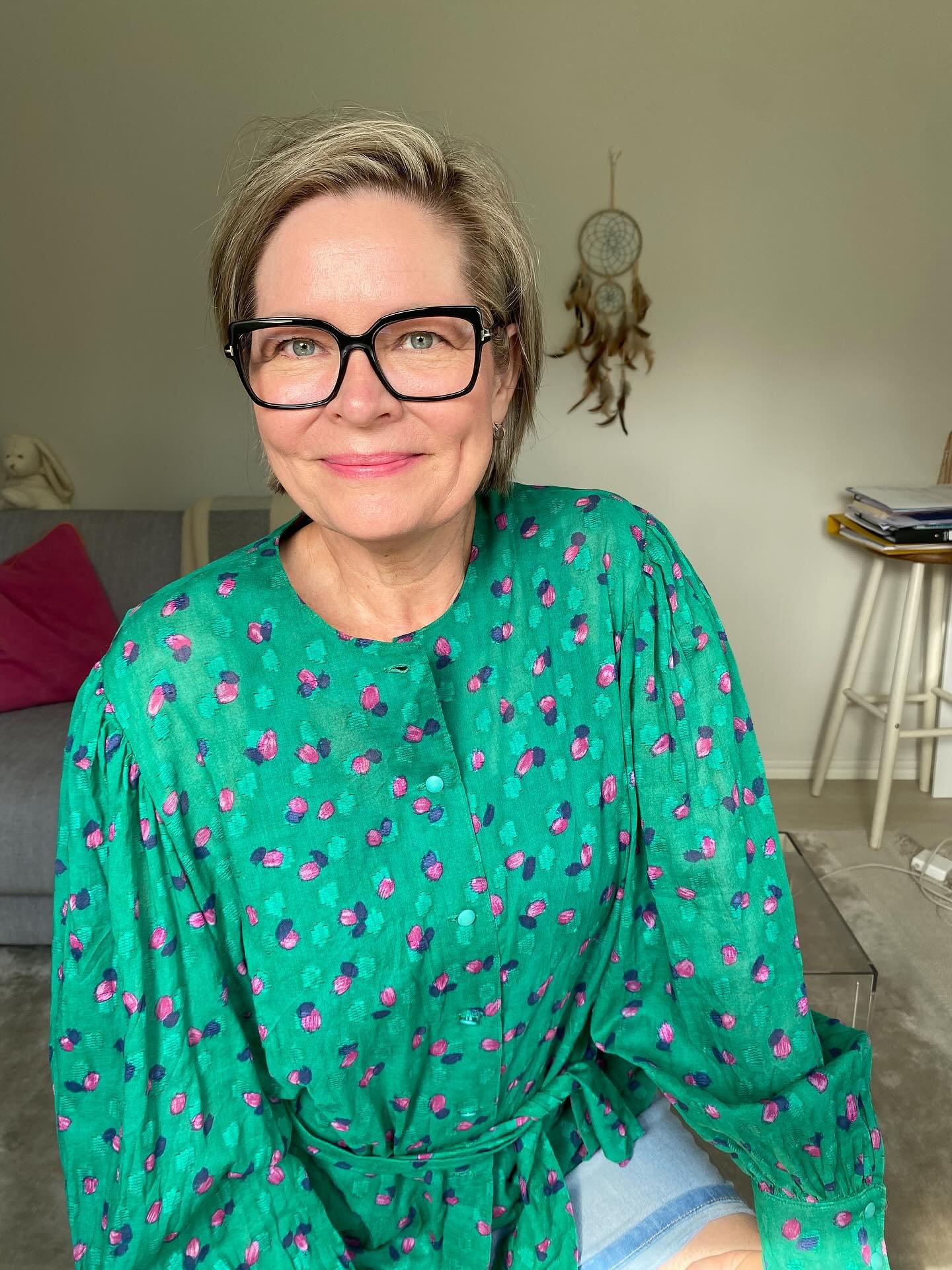 Olen Johanna. Iloinen, lempe&auml; ja el&auml;m&auml;nmakuinen ihminen &ndash; innostuja ja kuuntelija. Syd&auml;mess&auml;ni sykkii intohimo v&auml;reihin, ihmisiin ja yhteyteen. Olen rinnallakulkija, valmentaja, ty&ouml;nohjaaja ja joogaopettaja. 
