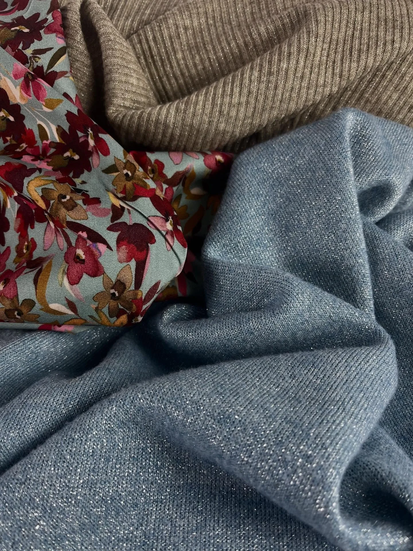 💎 Etwas Bling-Bling
Glänzend, funkelnd, strahlend ✨
Unsere neuen Stoffe bringen Licht in die dunkle Jahreszeit!
Mal dezent, mal richtig glamourös – perfekt für festliche Outfits oder kleine Akzente, die einfach gute Laune mache