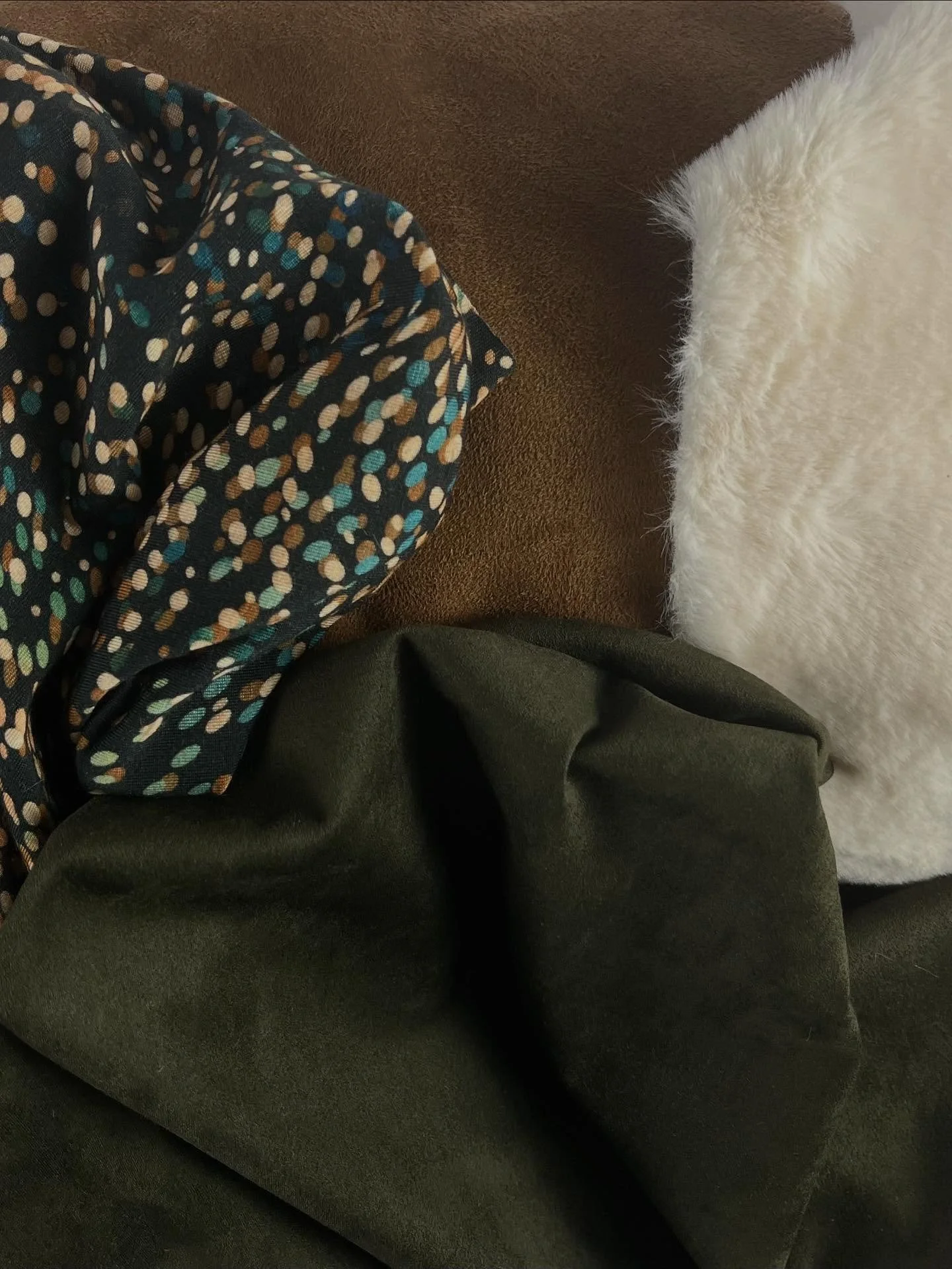 Unsere Lammfell und Wildleder Imitate sehen täuschend echt aus und sind perfekt für die kühle Jahreszeit. Ob Jacken, Westen oder Decken - die Stoffe laden zum Wohlfühlen ein. 
Nos imitations de peau d’agneau et de daim ont