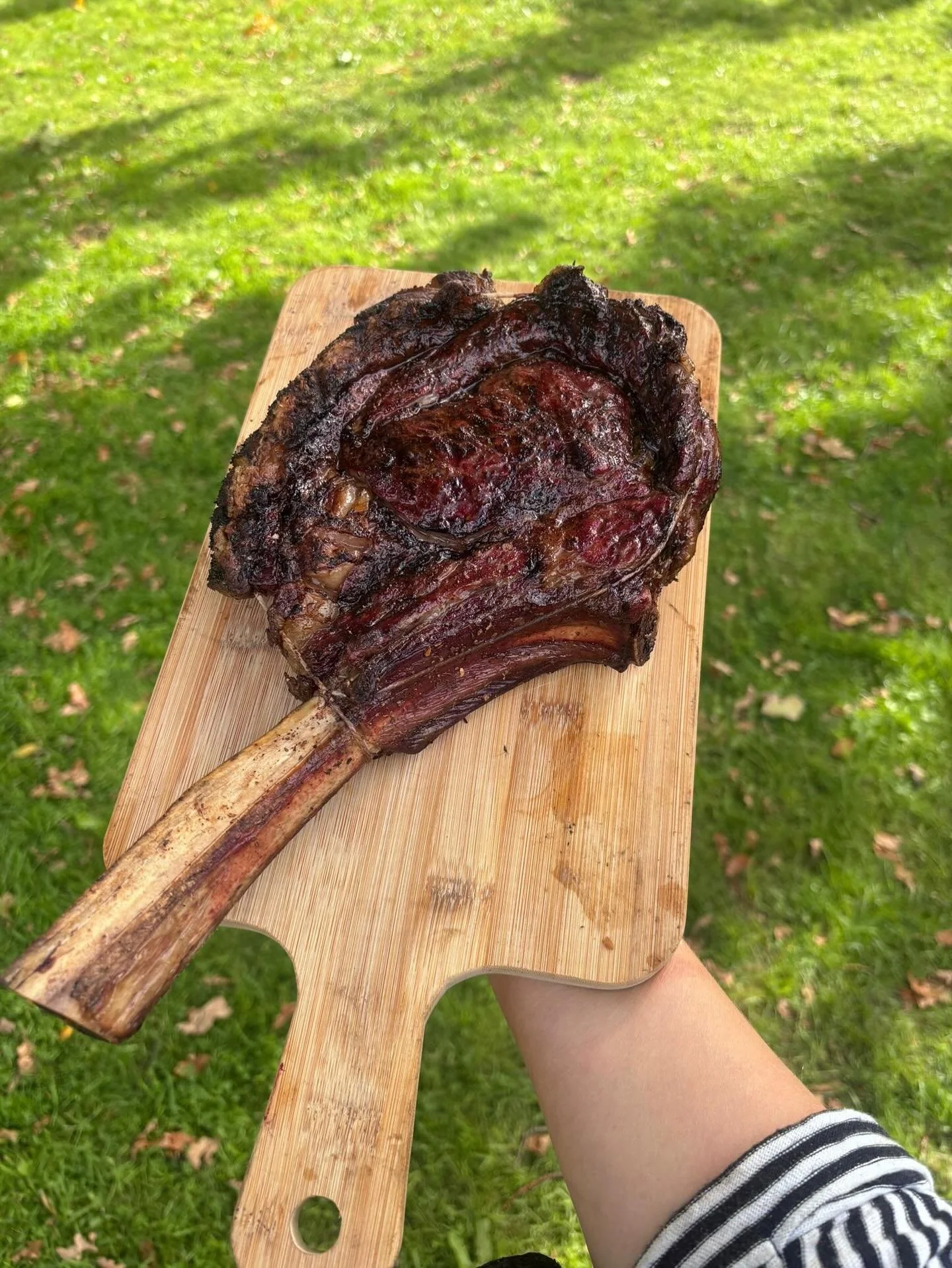 Always the best ingredients, cooked right! 🔥
High-quality, grass-fed tomahawk steaks from @pamphillbutchery

&bull;
&bull;

#bestingredients #cookedright #firecooked #firecooking #highquality #grassfed #tomahawk #tomahawksteak #butchery #pamphill #d
