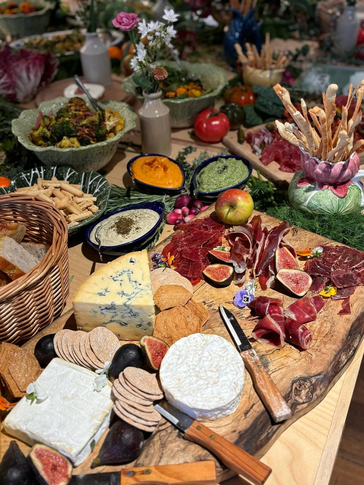 Who doesn&rsquo;t love a good charcuterie board? Especially as we head into the darker eves! Nothing better! 

#charcuterie #charcuterieboards #darkerevenings #laternights #winterscoming #localbusiness #freshproduce #dorset #dorsetsmallbusiness #dors