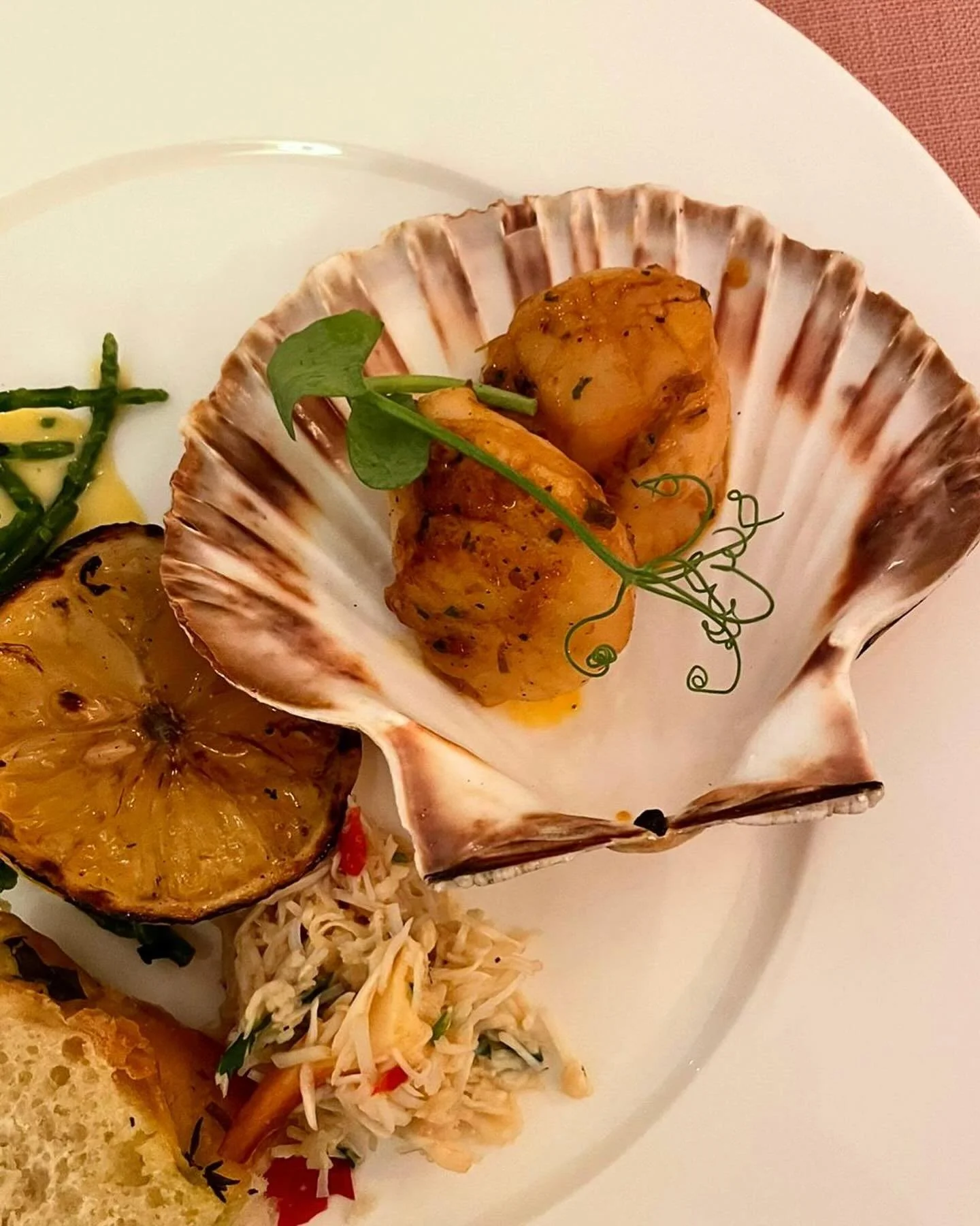A ode to Dorset. Hand dived local scallops in the real cure nduja, Portland white crab in chilli and coriander, samphire with burnt lemon aioli 🤤

&bull;
&bull;

#dorset #scallops #handdived #whitecrab #portland