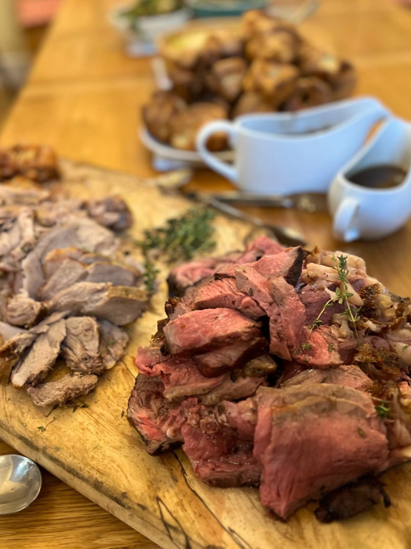 Fave part of Christmas Roast?? We like to be alternative and do a rib of beef in our household! 🤤🎄

&bull;
&bull;

#christmasdinner #favepart #ribofbeef #christmasroast #roastdinner