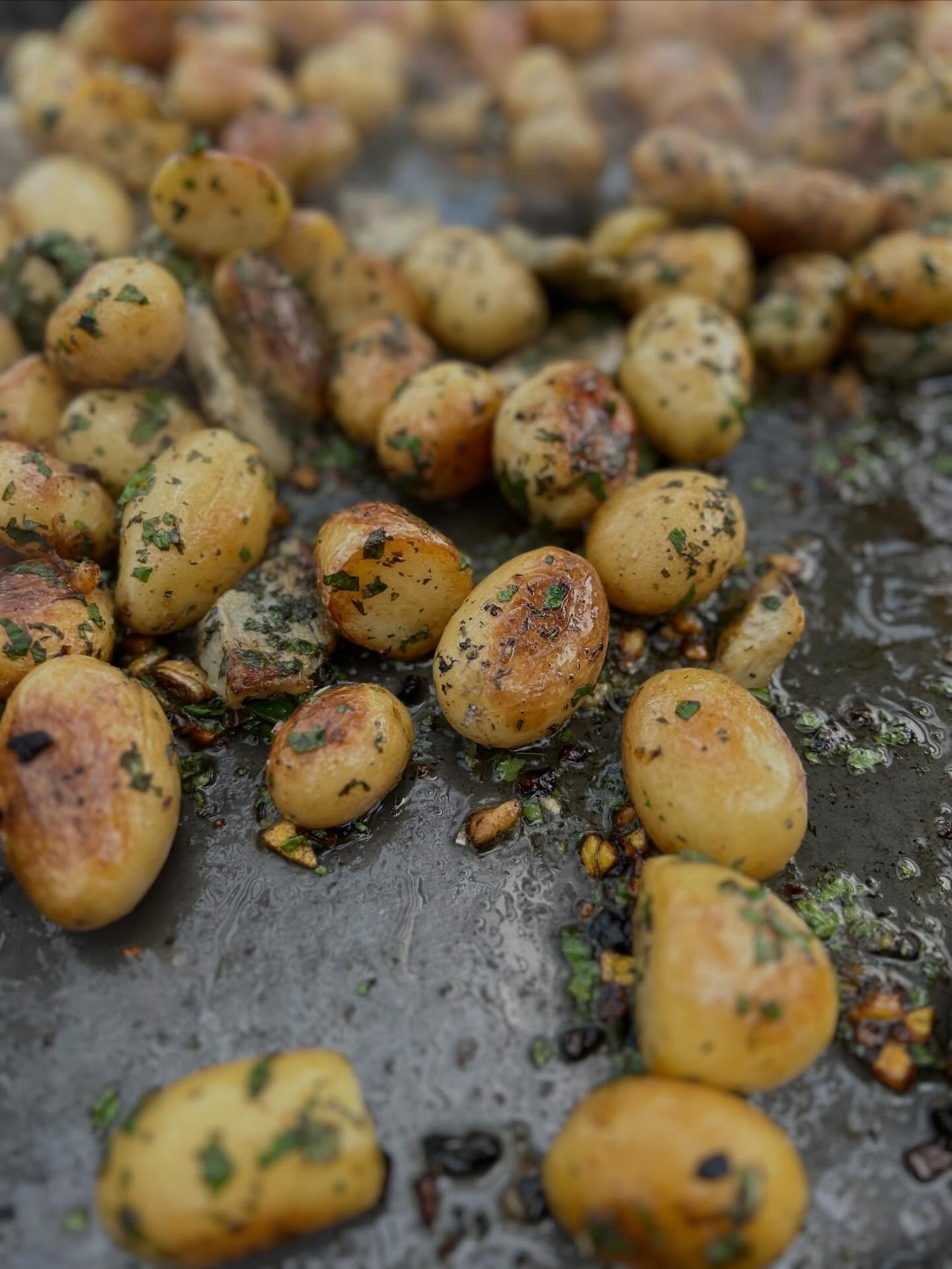 POTATOESSSSS! We love them, especially cooked over flames in lashings of butter, herbs and salt! ❤️❤️❤️