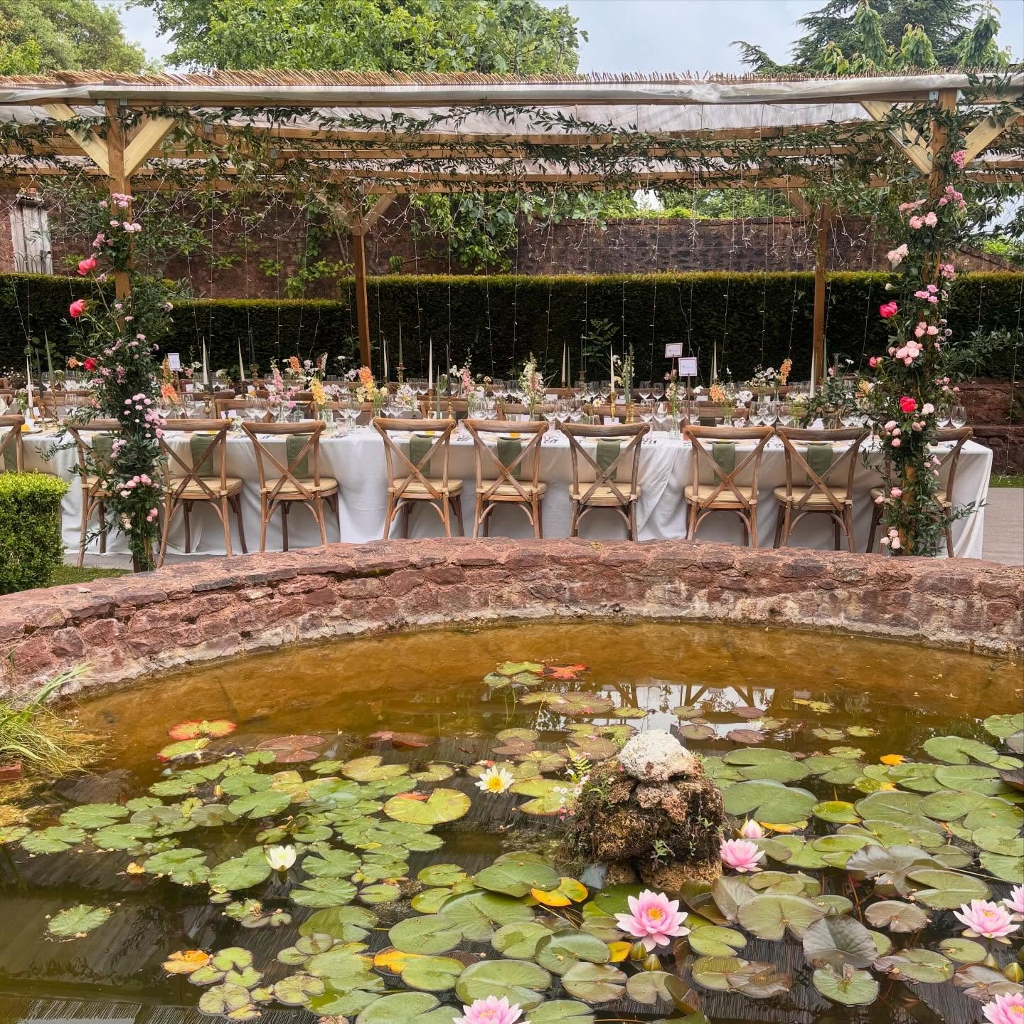 A throwback to last years stunning May wedding, with a pergola handmade by the groom himself. 🫶🫶🫶