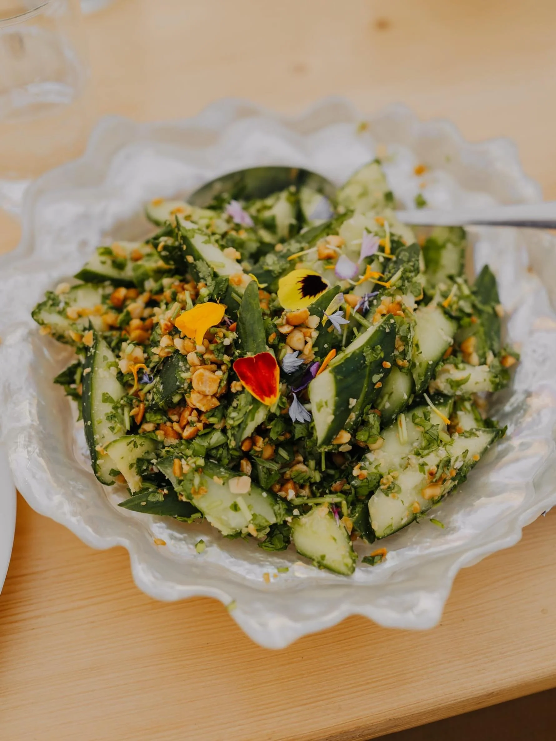 We love sharing family style sides! They just hit different 🥗

&bull;
&bull;

#familystyledining #sharedplates #fresheats #tablescape #goodfoodgoodmood