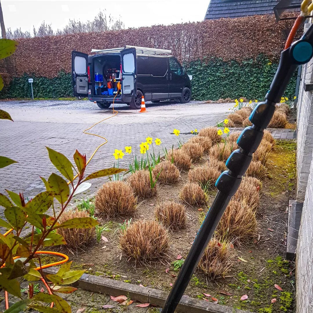 🇬🇧 Some warm spotless windowcleaning before it's dark
🇨🇵 Un peu de nettoyage vitres &agrave; l'eau chaude sans traces pour terminer l&agrave; soir&eacute;e
🇱🇺 Net voor de avond nog een paar ramen met warm en osmosewater

#xlinesystems #windowcl