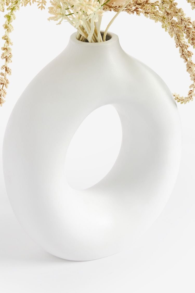 White circular vase with dried flowers