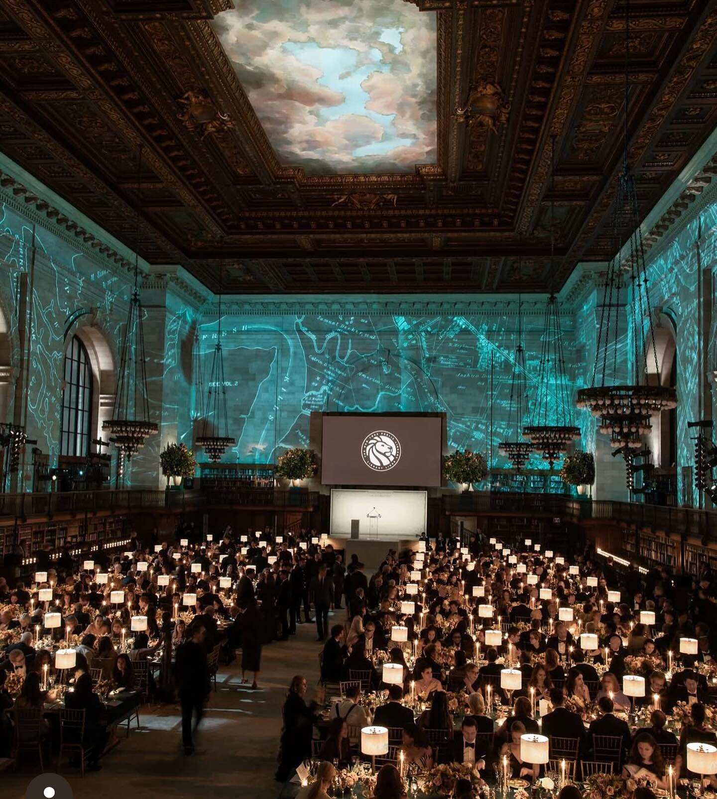 A night of literary grandeur illuminated in every sense. ✨ The breathtaking dining room of the Annual Library Lions Gala, brought to life with mesmerizing 360-degree projection mapping by @frostproductionnyc and @scottdavislightingdesign. A perfect b