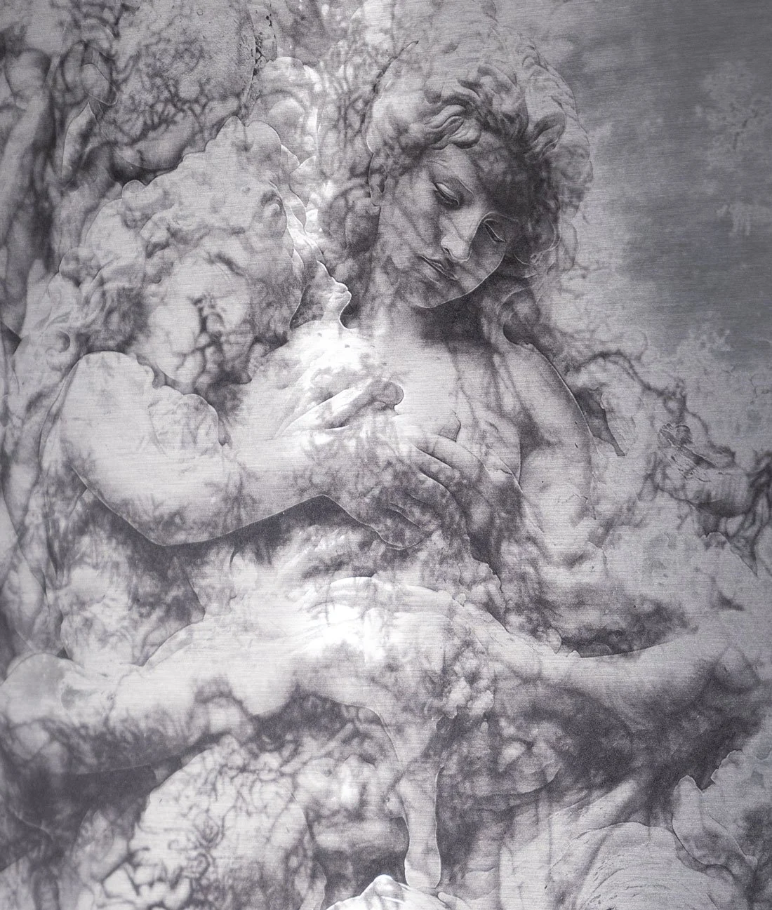 Une représentation artistique monochrome d'une scène famille évoquant la Vierge Marie et l'enfant Jésus, avec des détails nébulaires et un style de dessin détaillé.