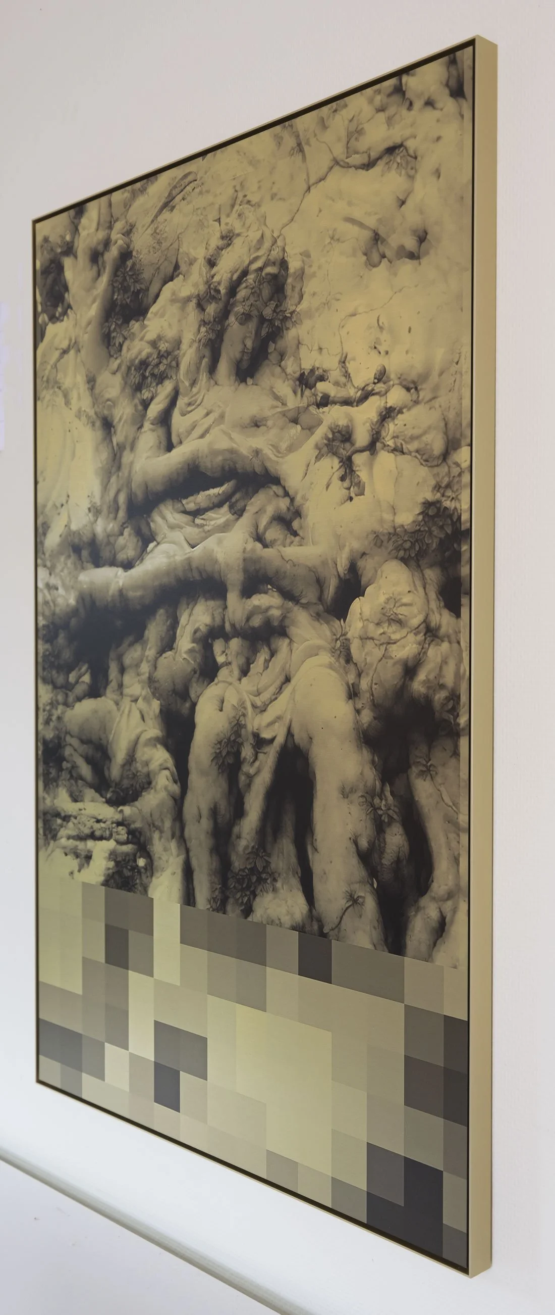 Une œuvre d'art abstraite représentant des formes organiques ressemblant à des branches ou des racines dans un style monochrome, avec une section en bas composée de blocs de différentes nuances.