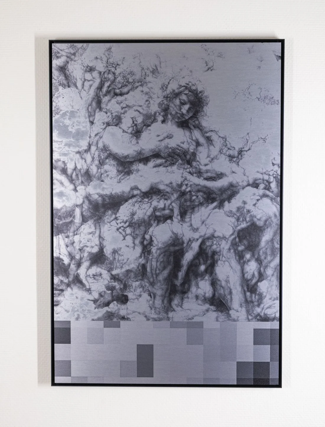 Une œuvre d'art représentant une femme entourée de formes abstraites semblables à des nuages ou des racines, en nuances de gris.
