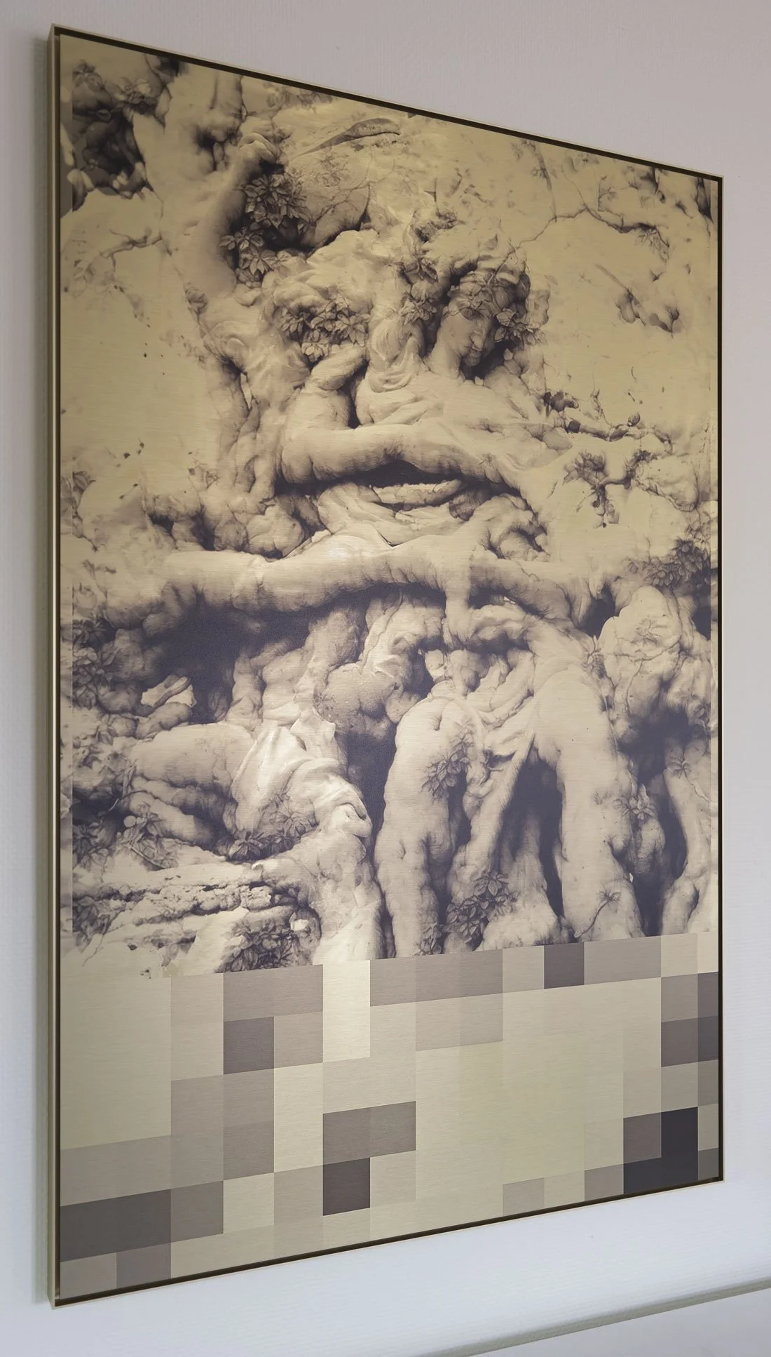 Une œuvre d'art représentant une sculpture en forme de visage humain intégré dans un arbre, avec un fond pixelisé en bas.